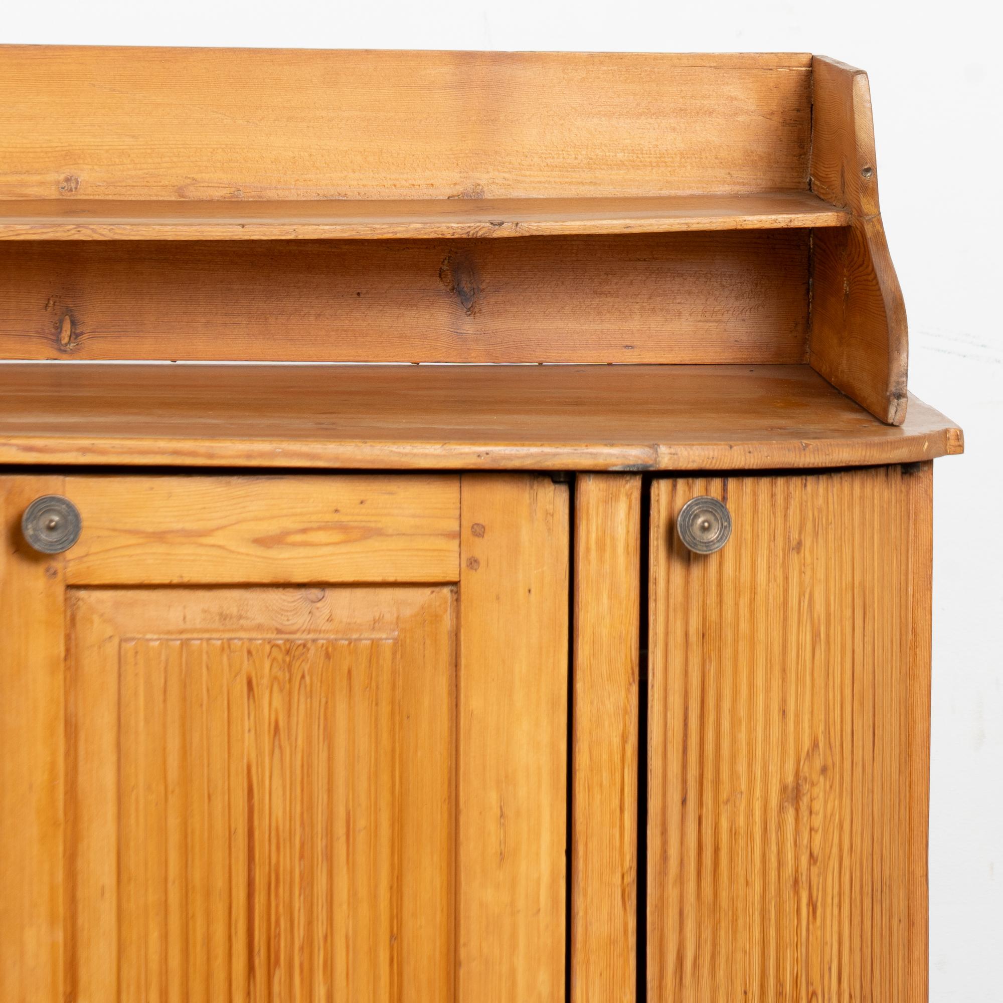 Mobile credenza in pino svedese dell'inizio del XIX secolo in vendita 4