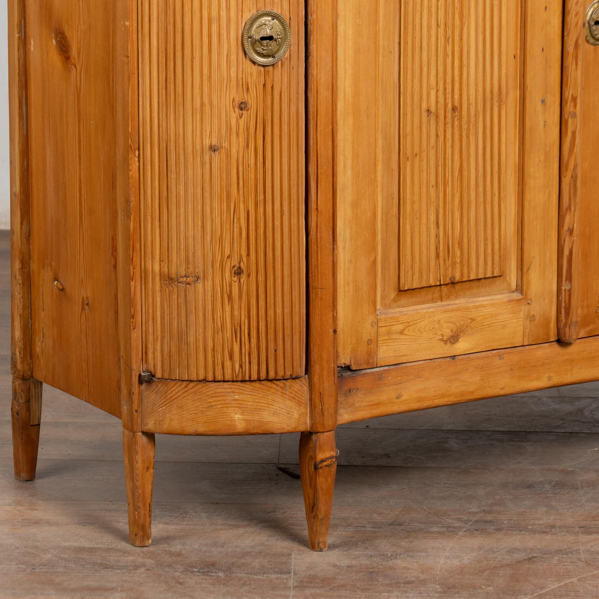 Mobile credenza in pino svedese dell'inizio del XIX secolo In condizioni discrete in vendita a Round Top, TX