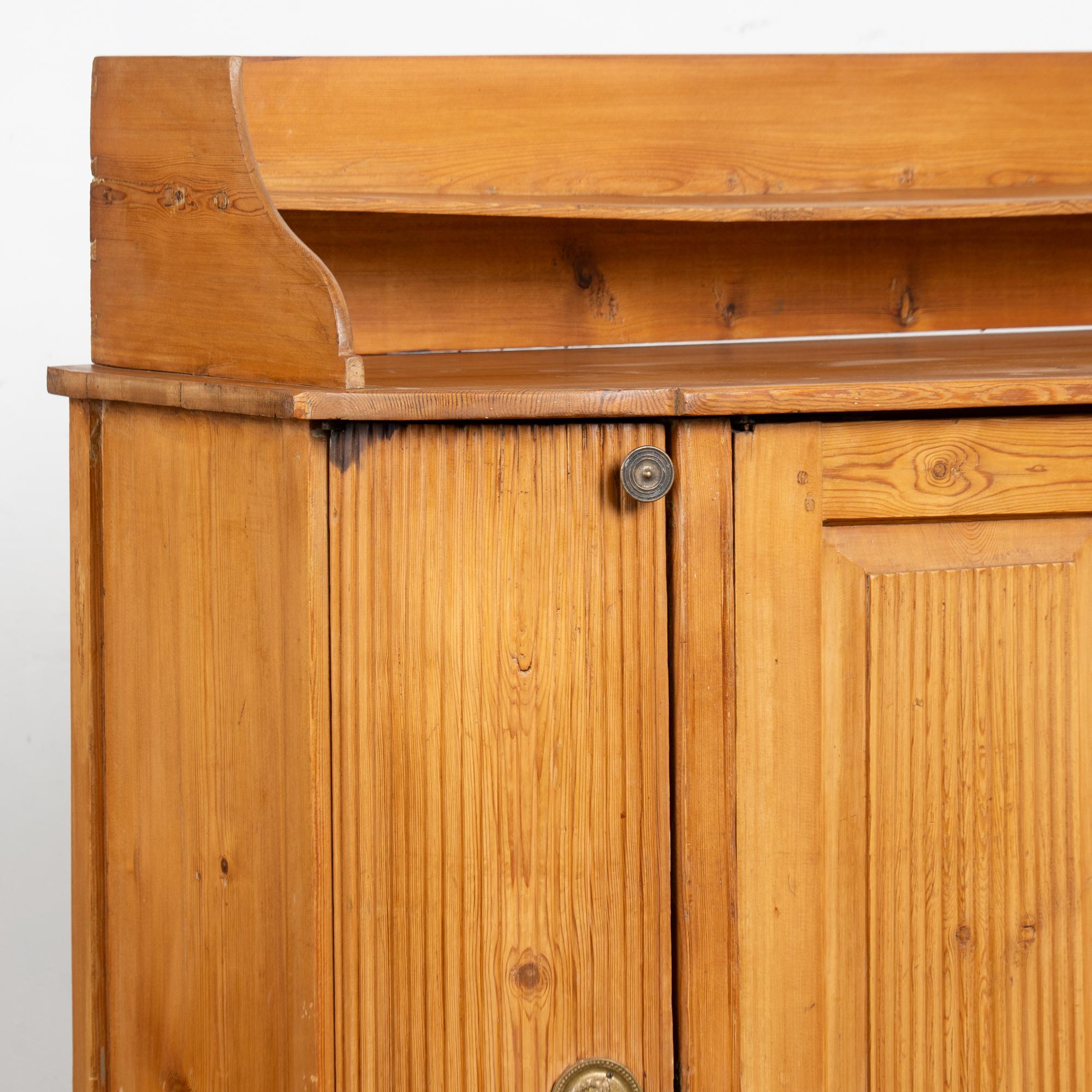 Pino Mobile credenza in pino svedese dell'inizio del XIX secolo in vendita