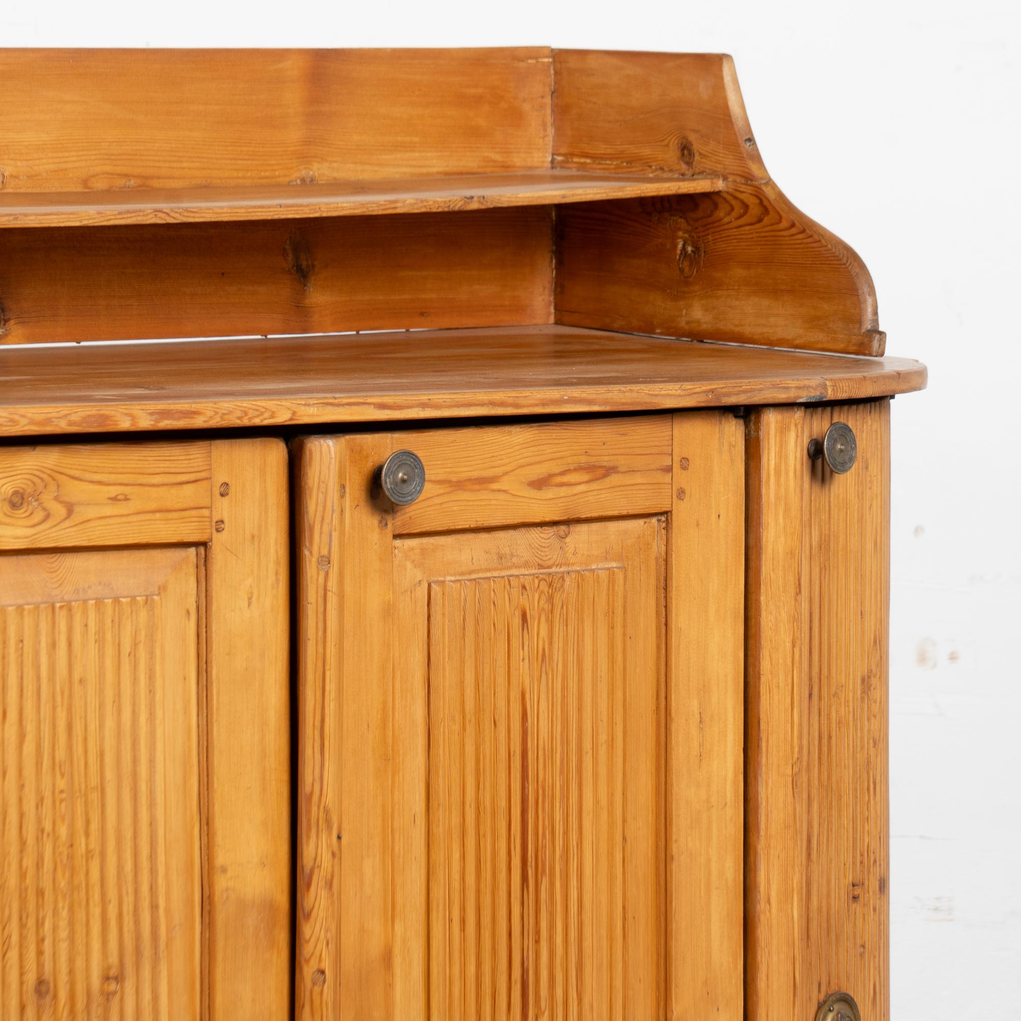 Mobile credenza in pino svedese dell'inizio del XIX secolo in vendita 1