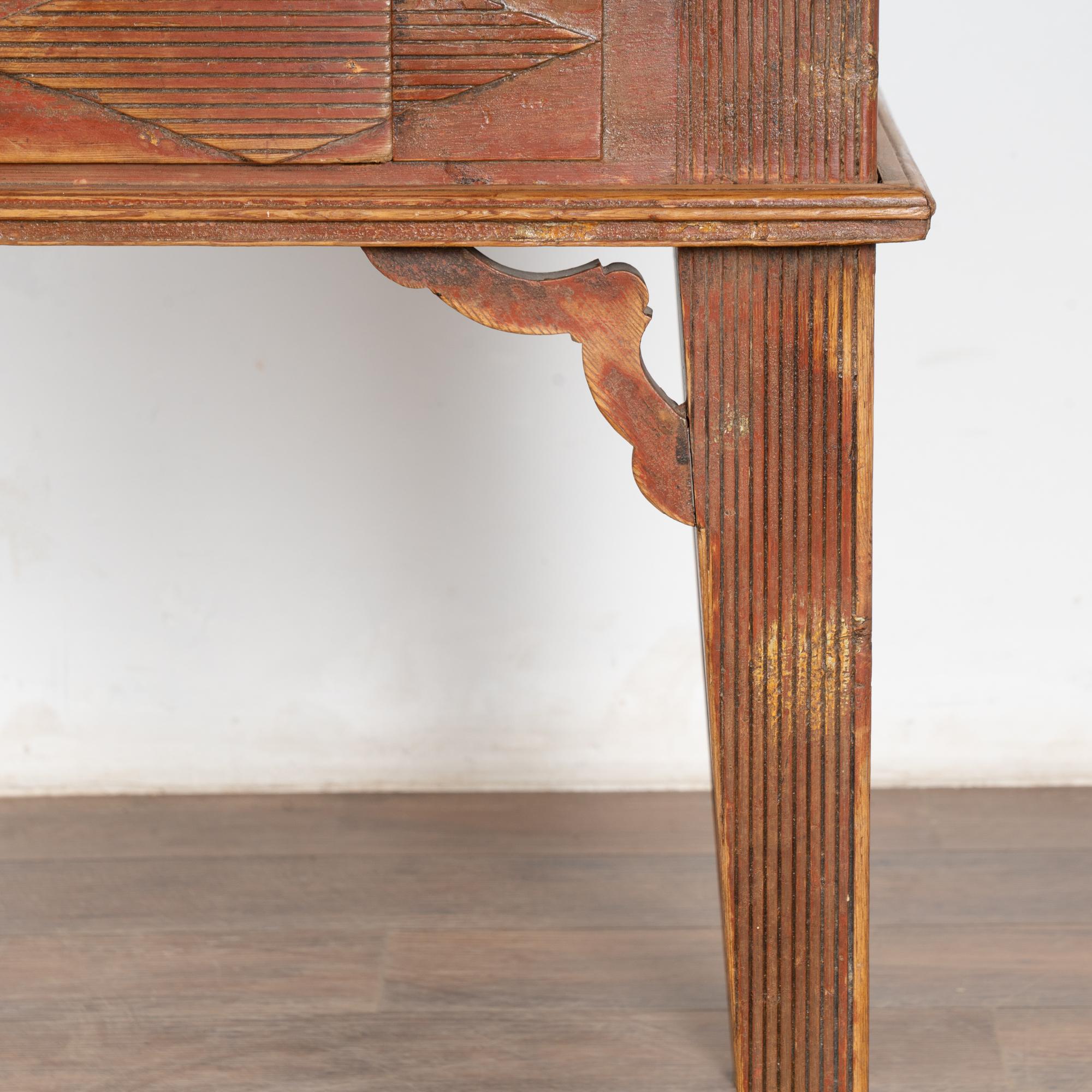 Table d'appoint en pin rouge suédois du début du XIXe siècle avec un seul tiroir en vente 4