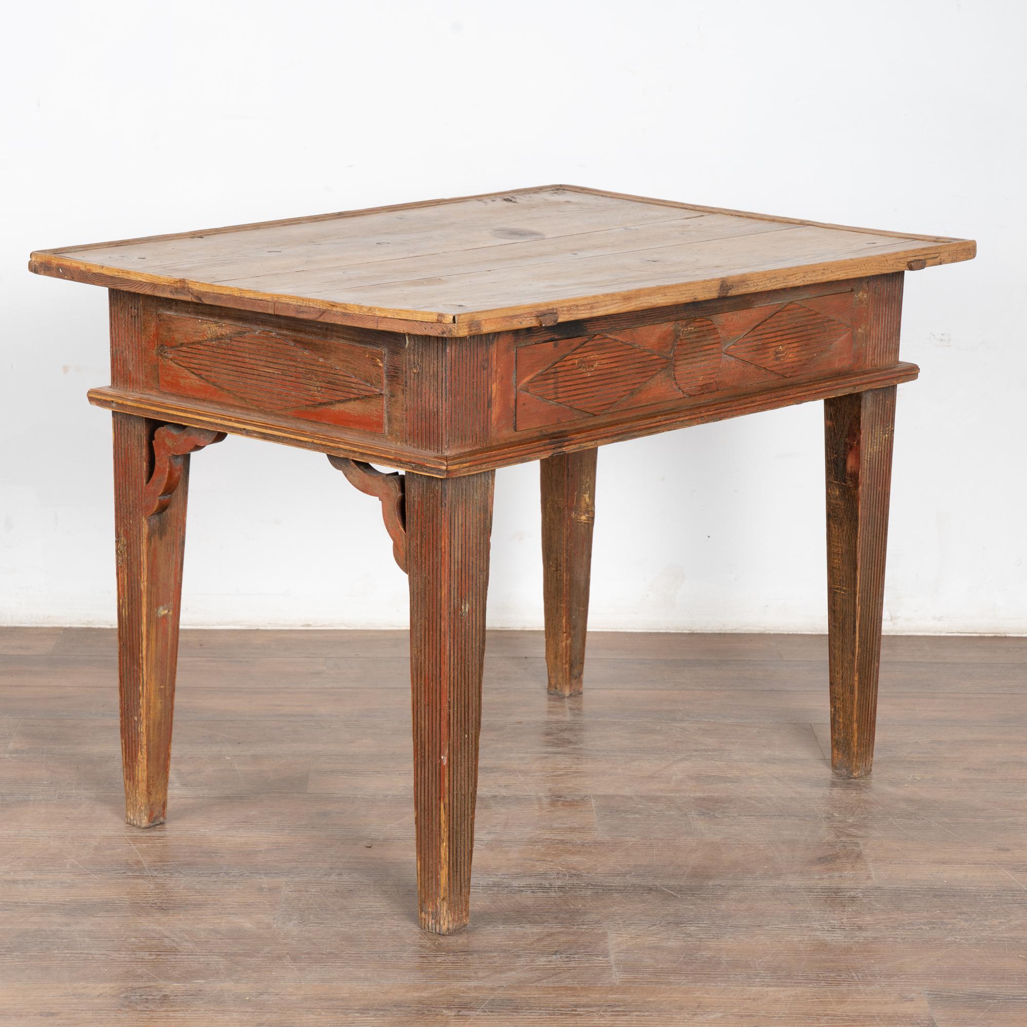 Table d'appoint en pin rouge suédois du début du XIXe siècle avec un seul tiroir en vente 5