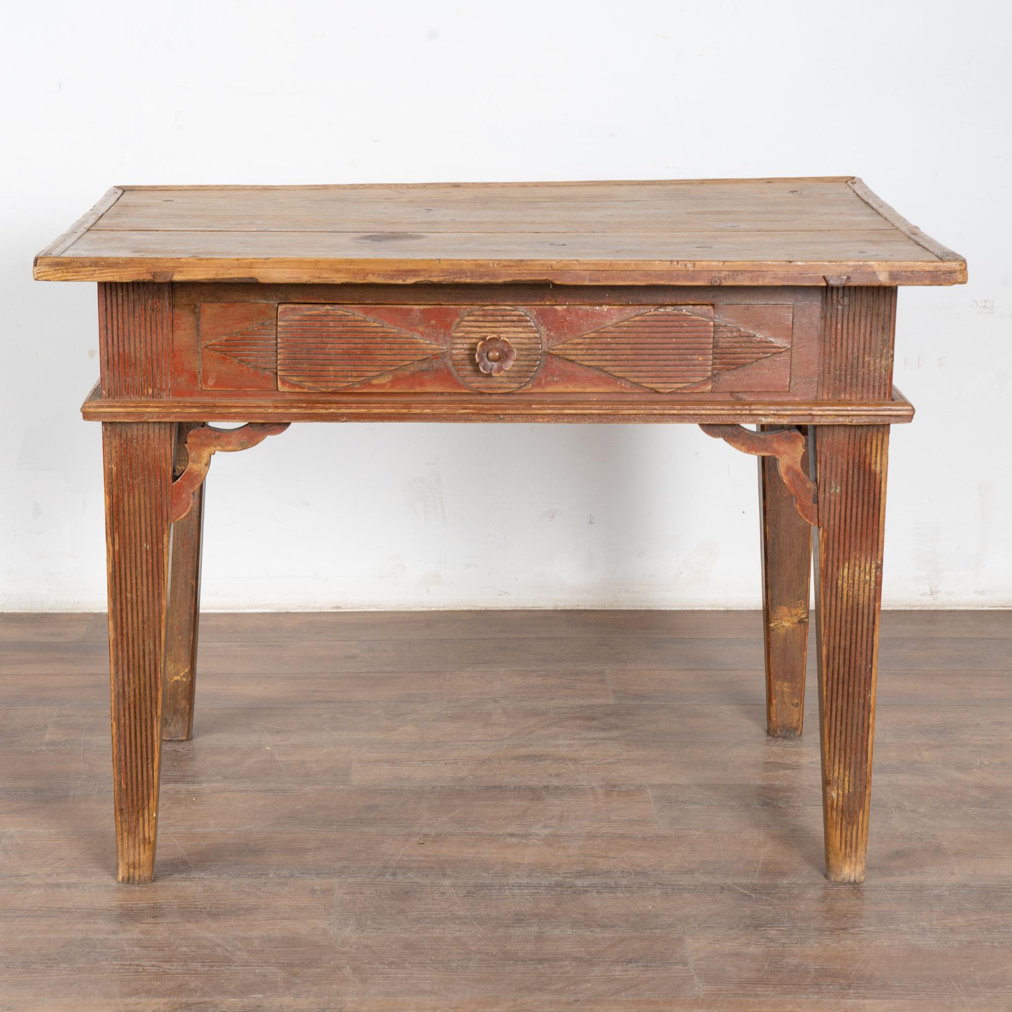 Suédois Table d'appoint en pin rouge suédois du début du XIXe siècle avec un seul tiroir en vente