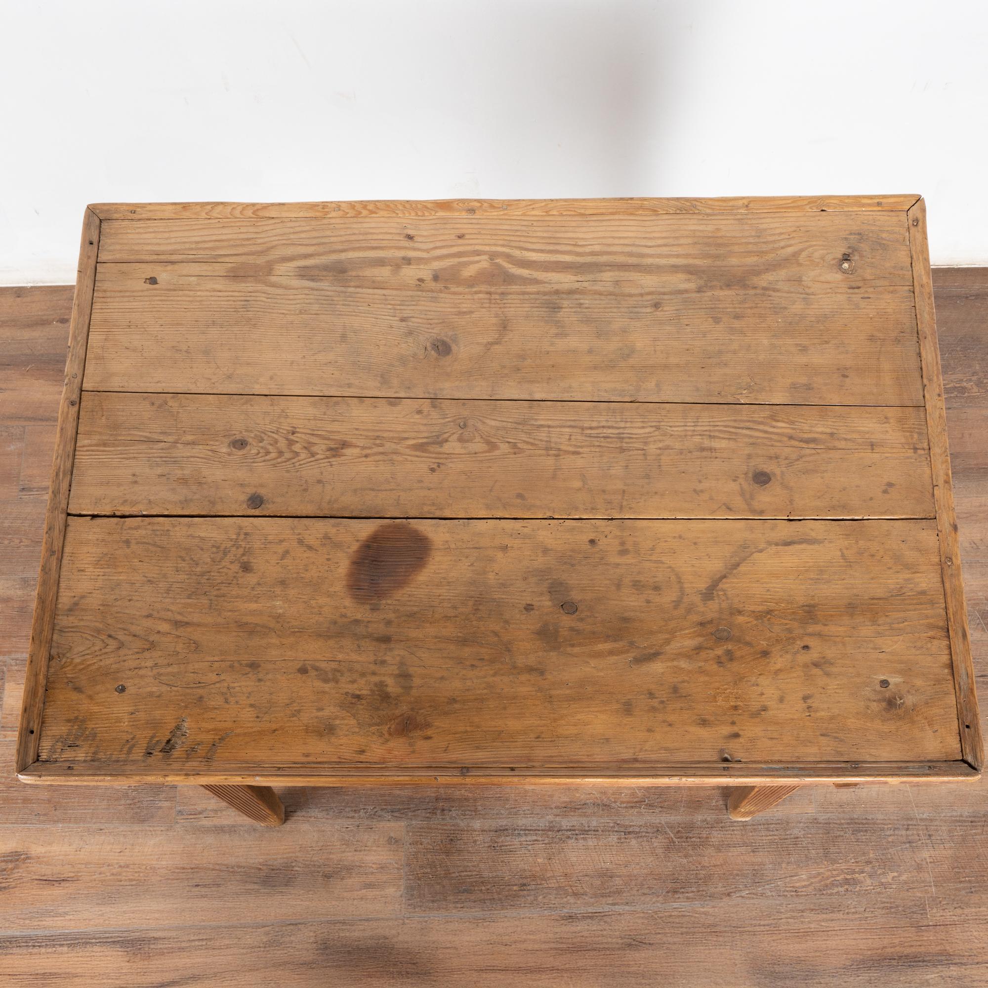 Table d'appoint en pin rouge suédois du début du XIXe siècle avec un seul tiroir État moyen - En vente à Round Top, TX