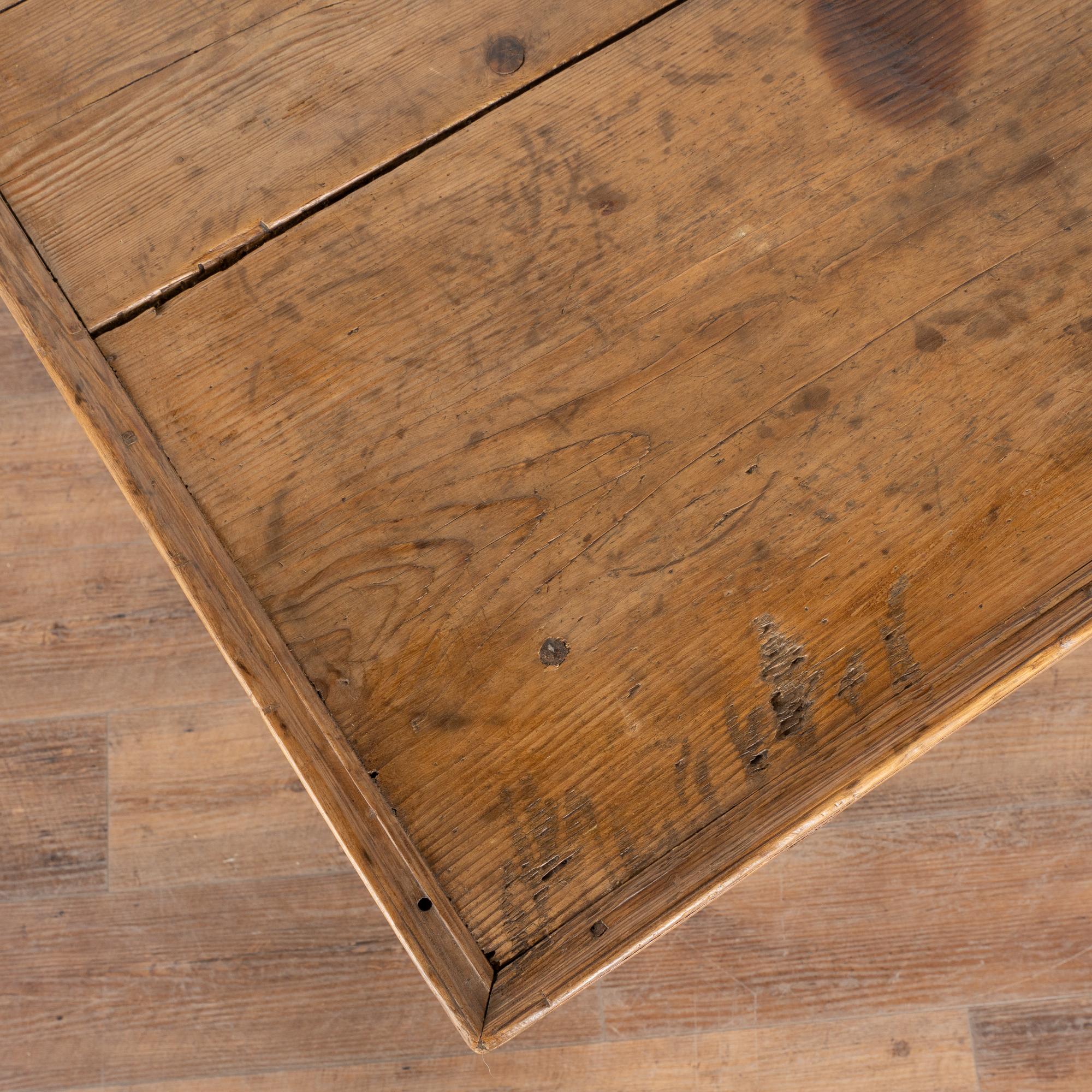 Pin Table d'appoint en pin rouge suédois du début du XIXe siècle avec un seul tiroir en vente