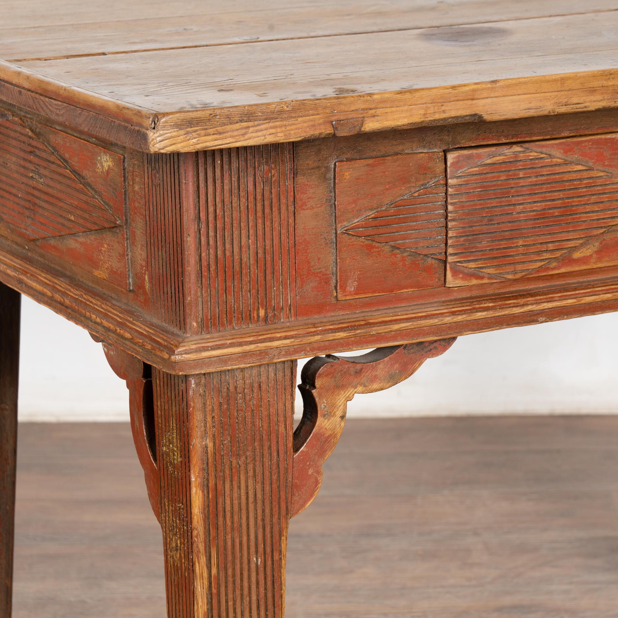 Table d'appoint en pin rouge suédois du début du XIXe siècle avec un seul tiroir en vente 1