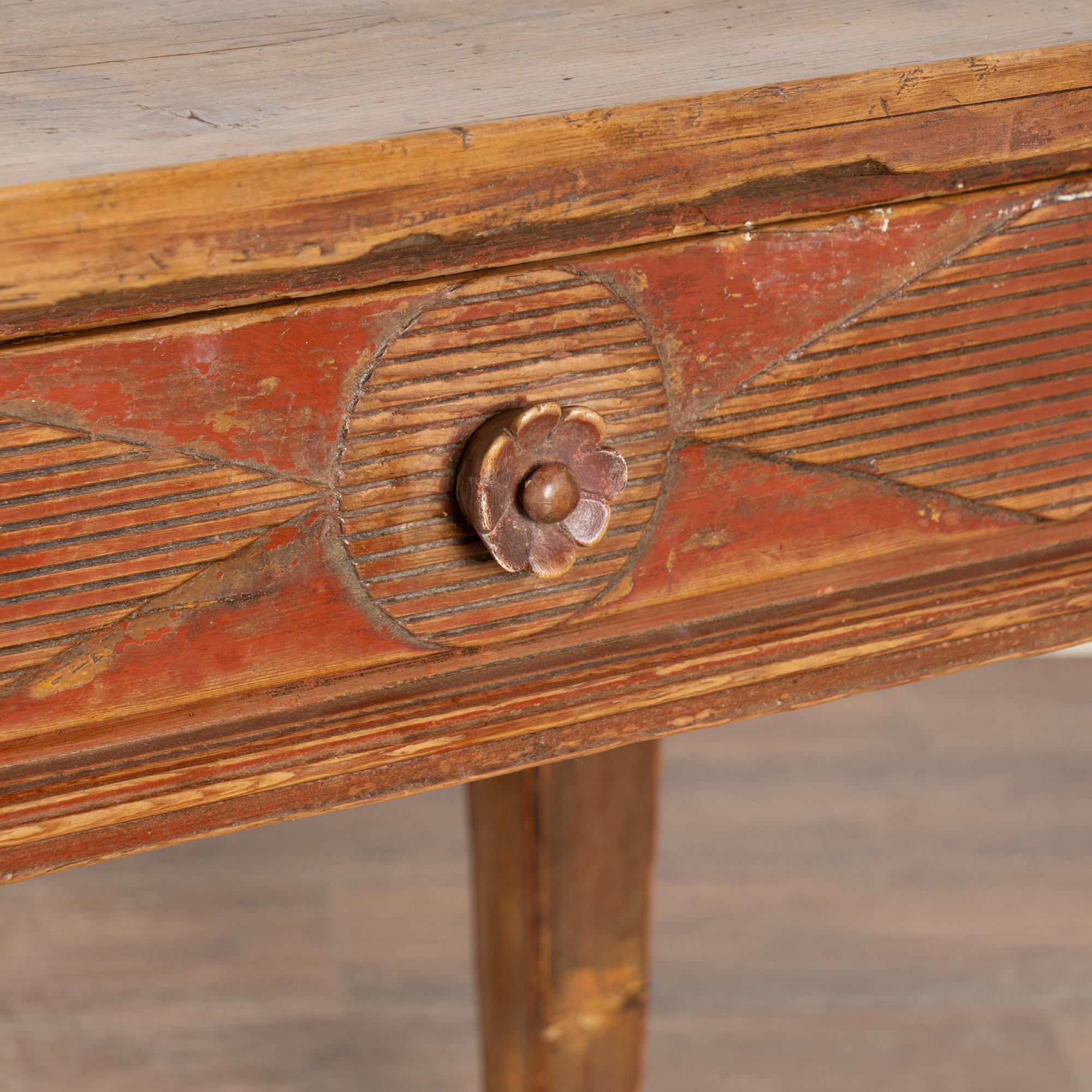 Table d'appoint en pin rouge suédois du début du XIXe siècle avec un seul tiroir en vente 2