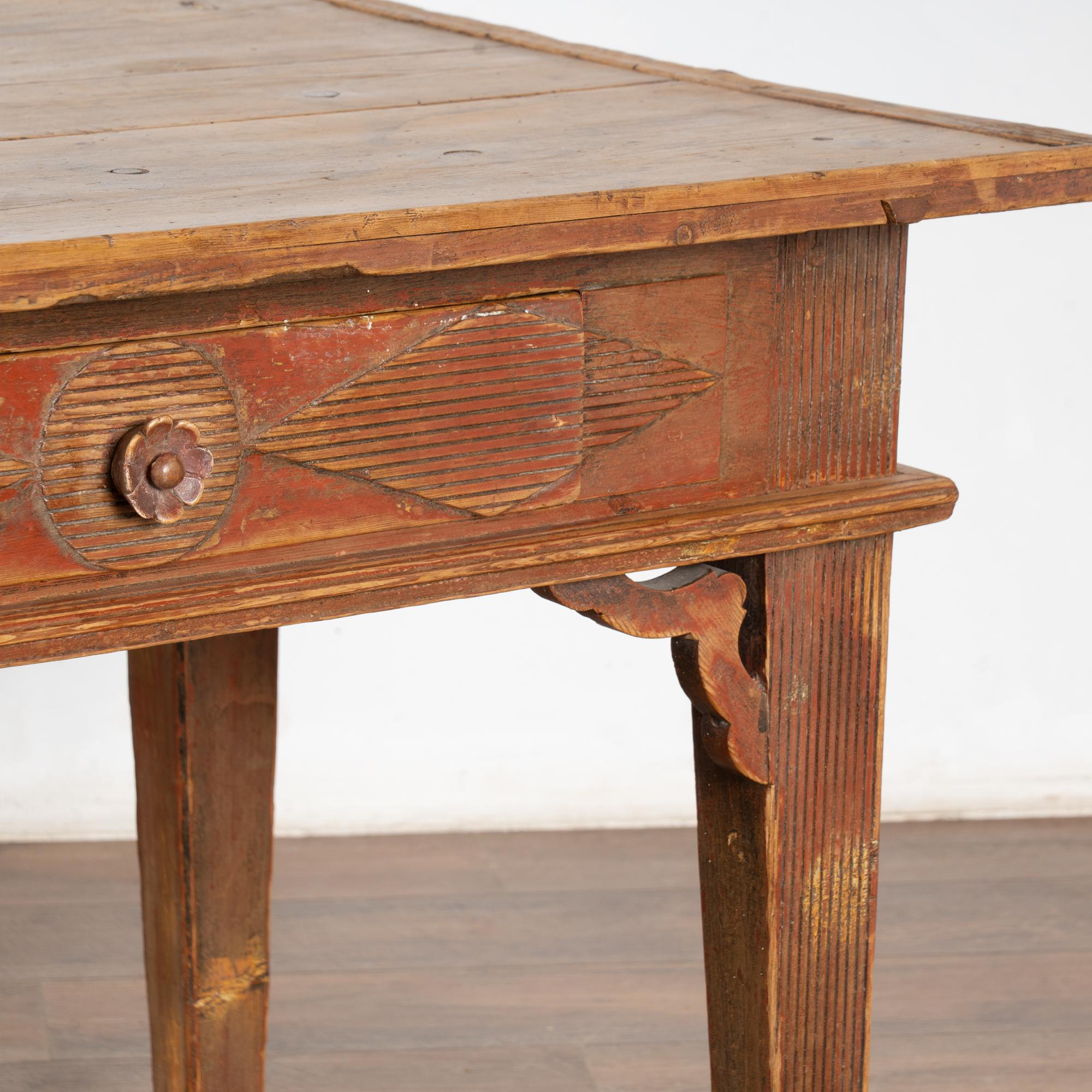 Table d'appoint en pin rouge suédois du début du XIXe siècle avec un seul tiroir en vente 3