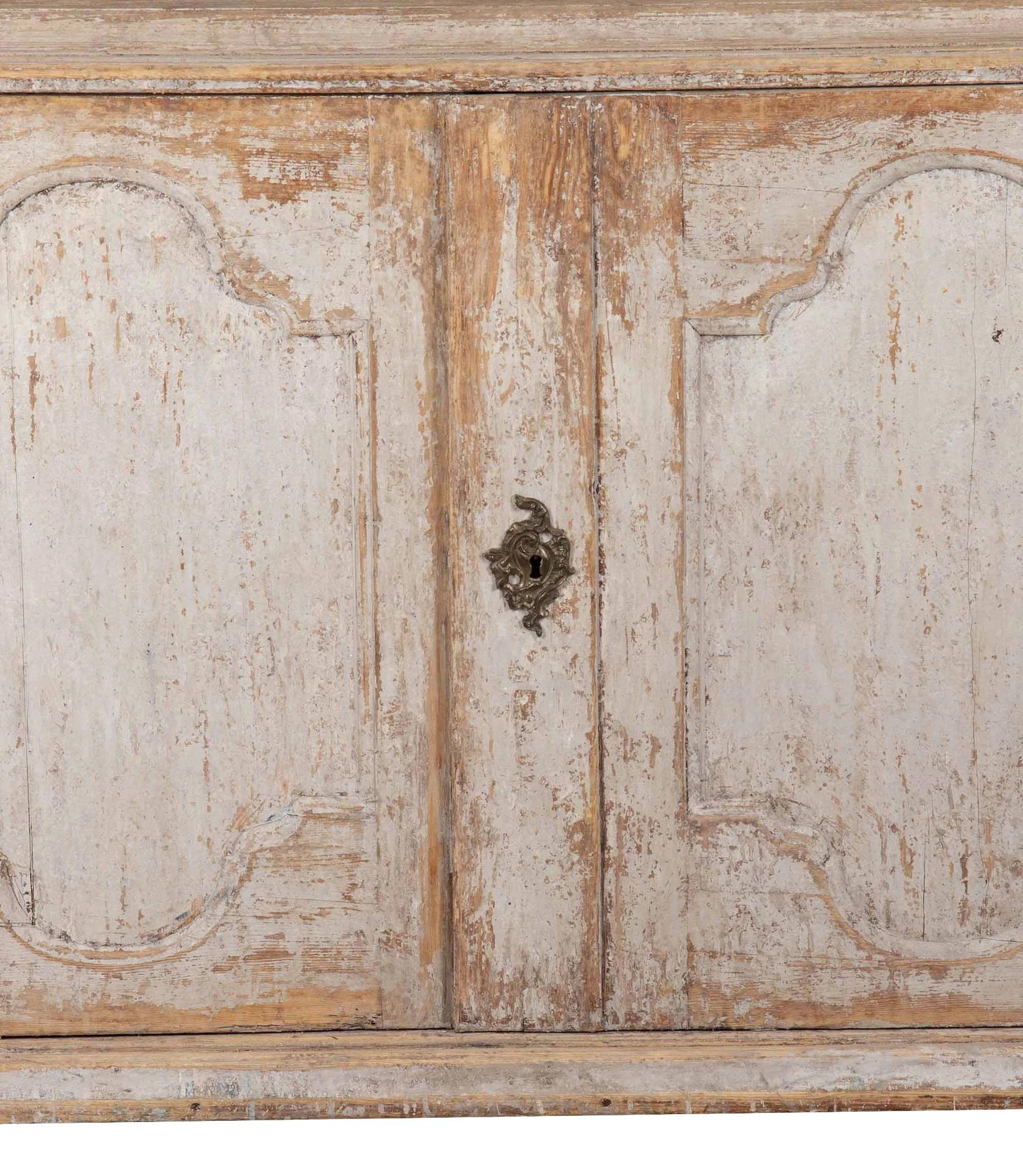 Armario alto rococó sueco de principios del siglo XIX.
Fabricado a principios del siglo XIX en la región de Varmland, Suecia.
Repintado con un profundo frontón decorativo tallado, debajo dos puertas que se abren a un útil almacén. Debajo, dos