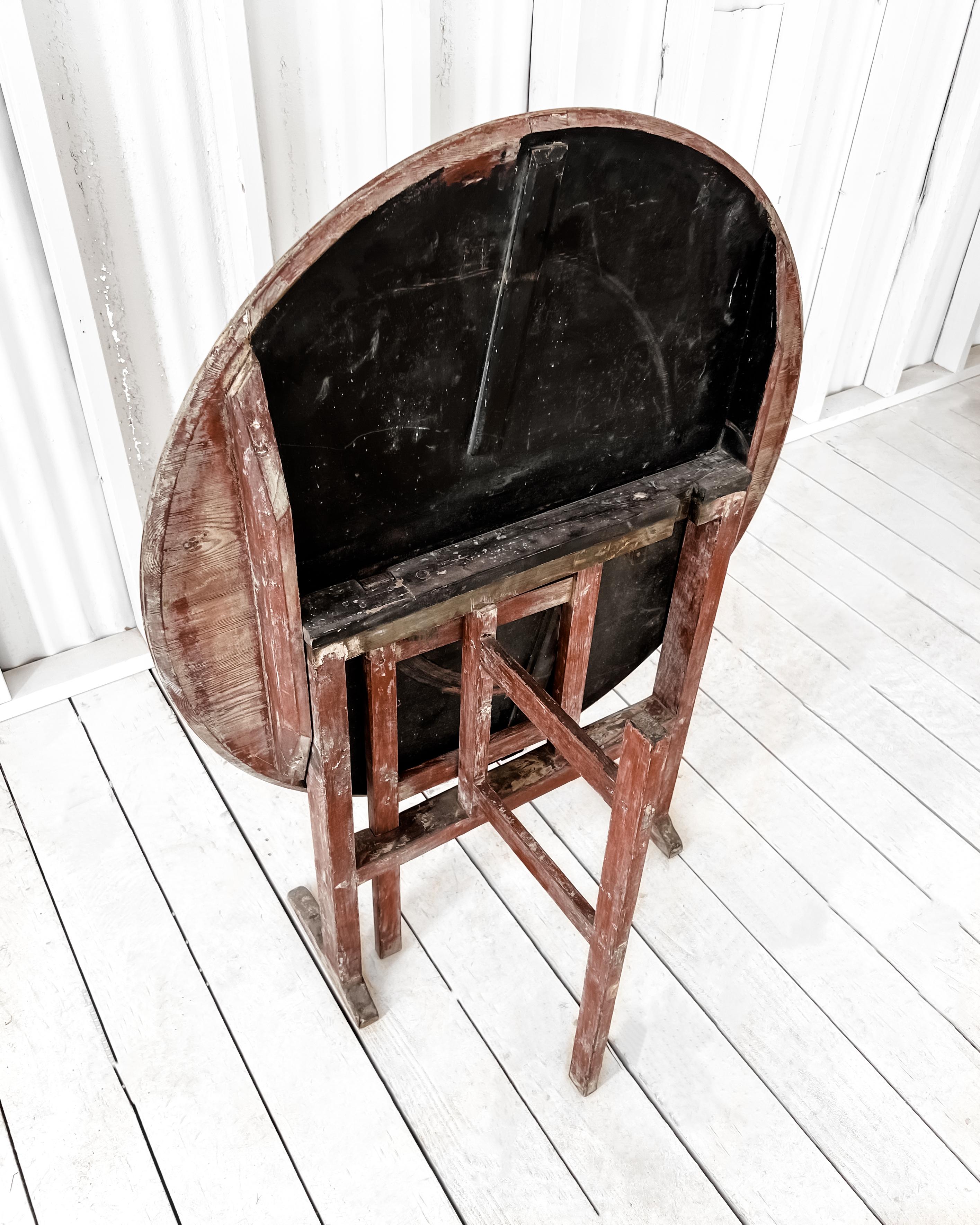 Début du 19ème siècle, table à pied de porte suédoise à plateau basculant en vente 3