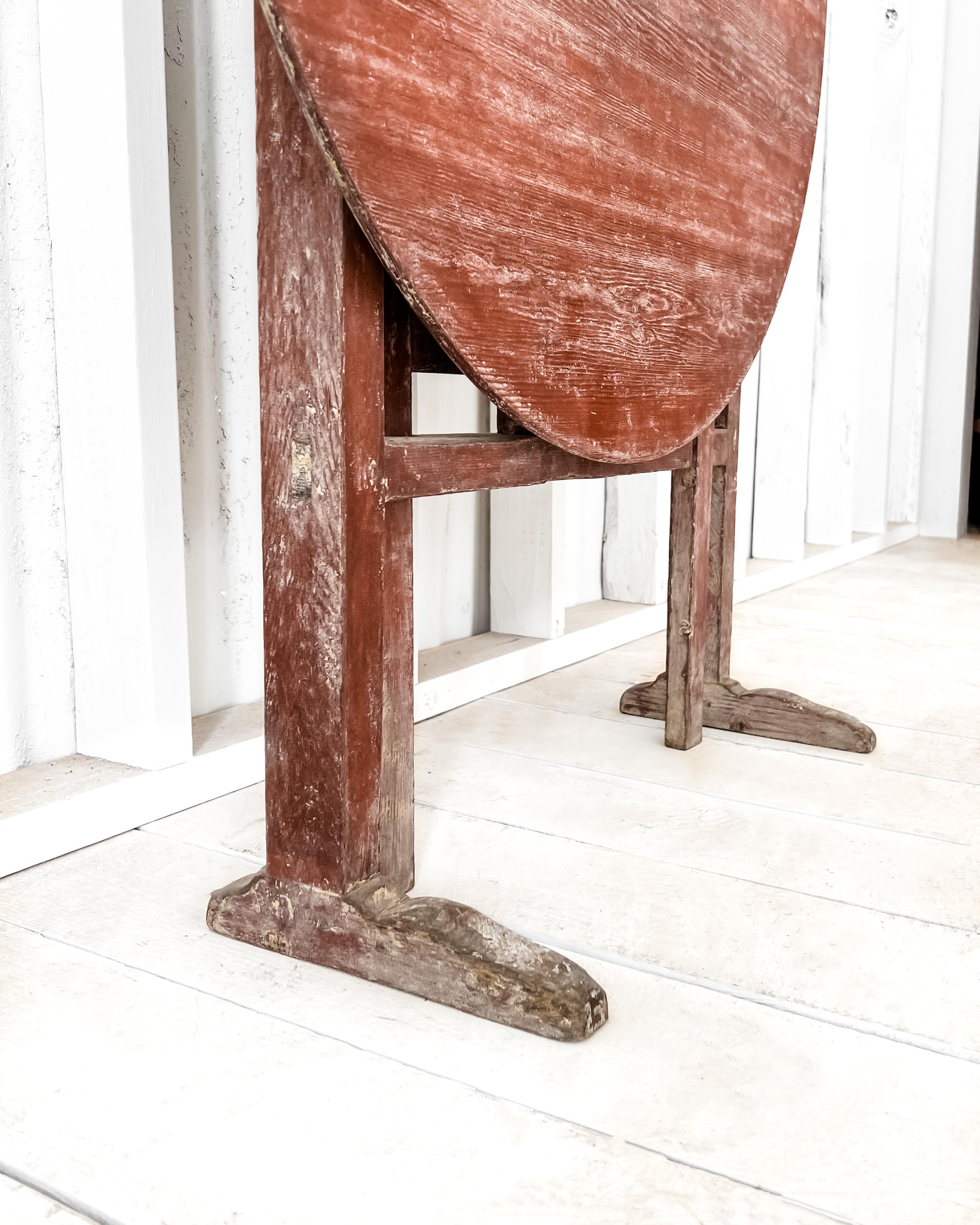 Début du 19ème siècle, table à pied de porte suédoise à plateau basculant en vente 9