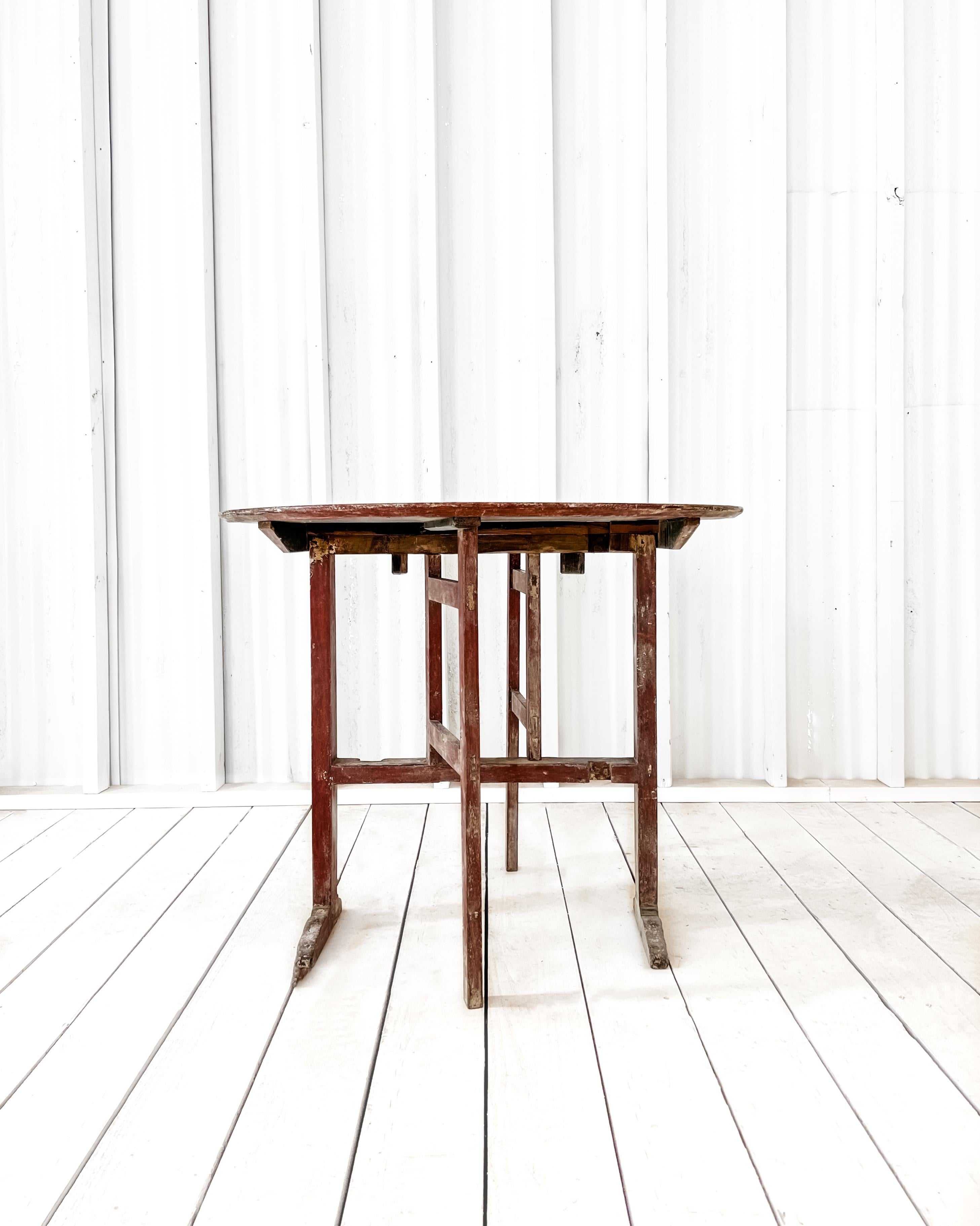 Early 19th Century Swedish Tilt Top Gateleg Table In Distressed Condition For Sale In Mckinney, TX