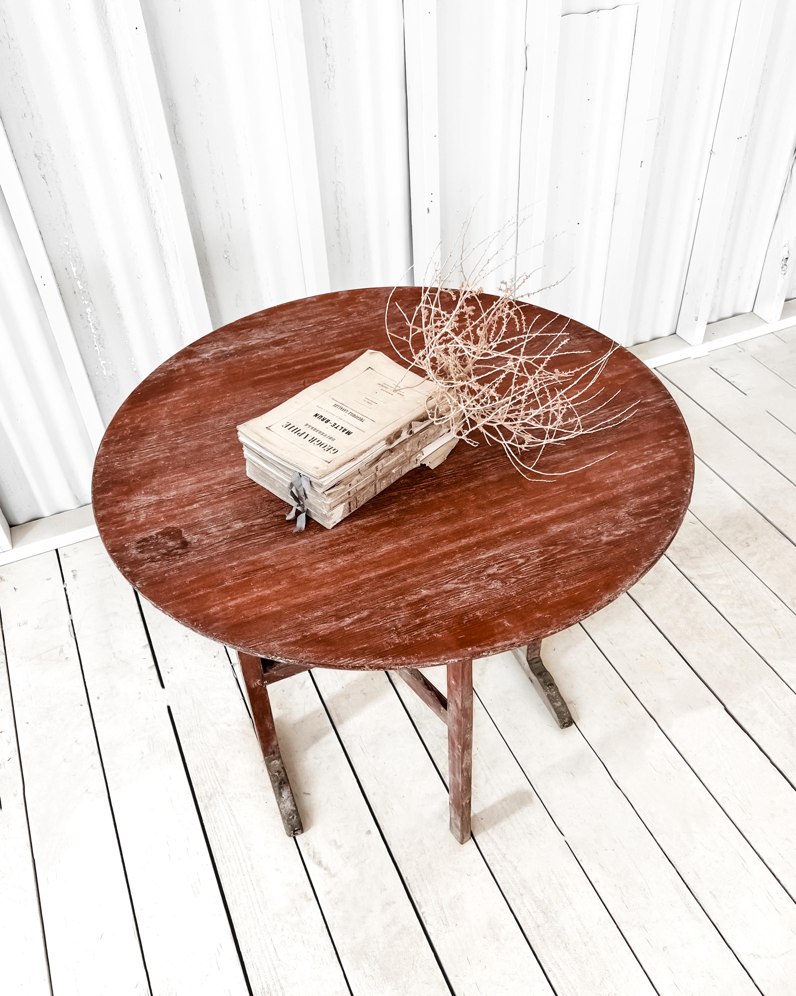 Début du 19ème siècle, table à pied de porte suédoise à plateau basculant Abîmé - En vente à Mckinney, TX