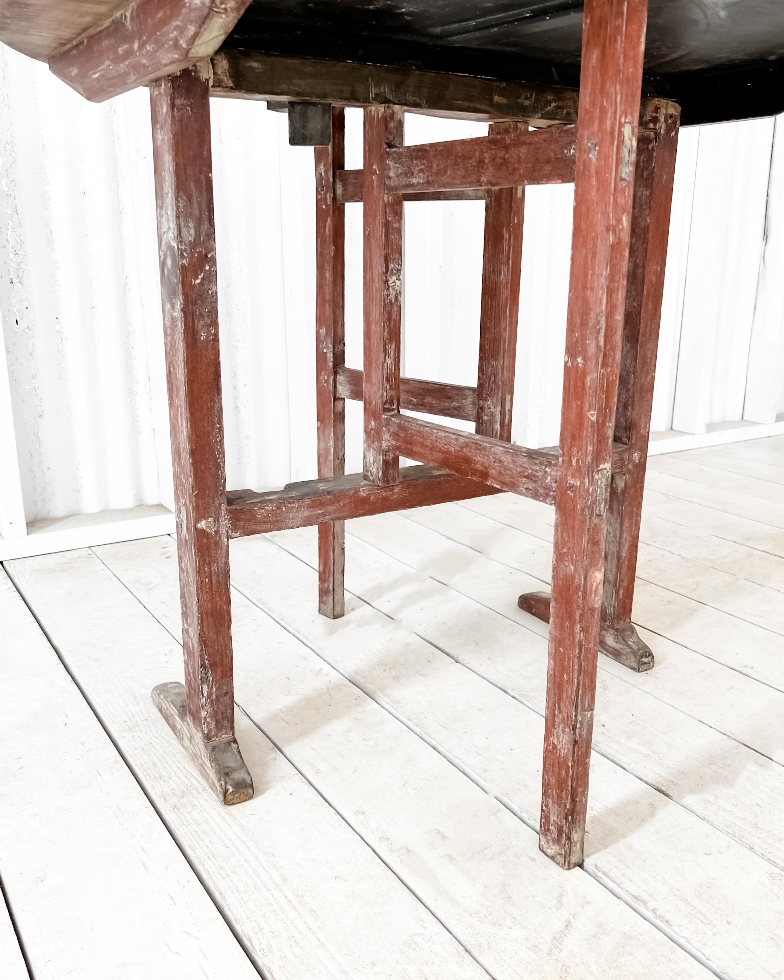 Début du 19ème siècle, table à pied de porte suédoise à plateau basculant en vente 1