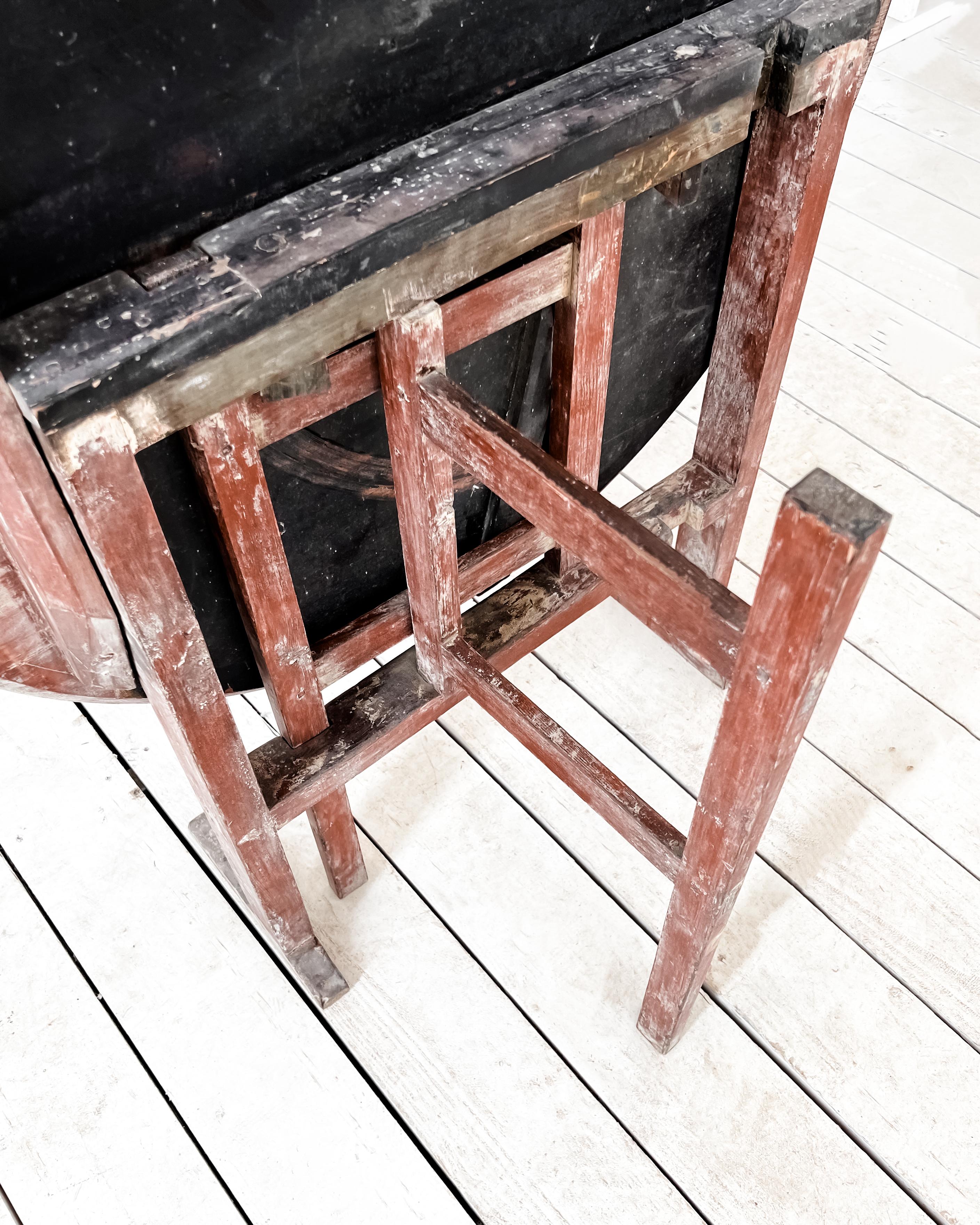 Début du 19ème siècle, table à pied de porte suédoise à plateau basculant en vente 2