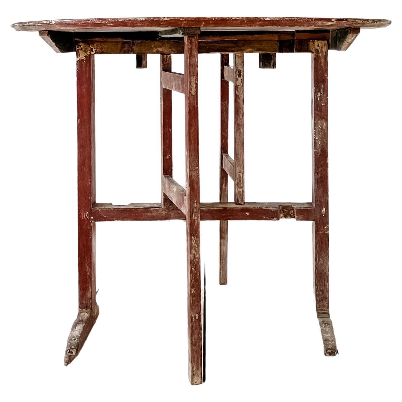 Début du 19ème siècle, table à pied de porte suédoise à plateau basculant en vente