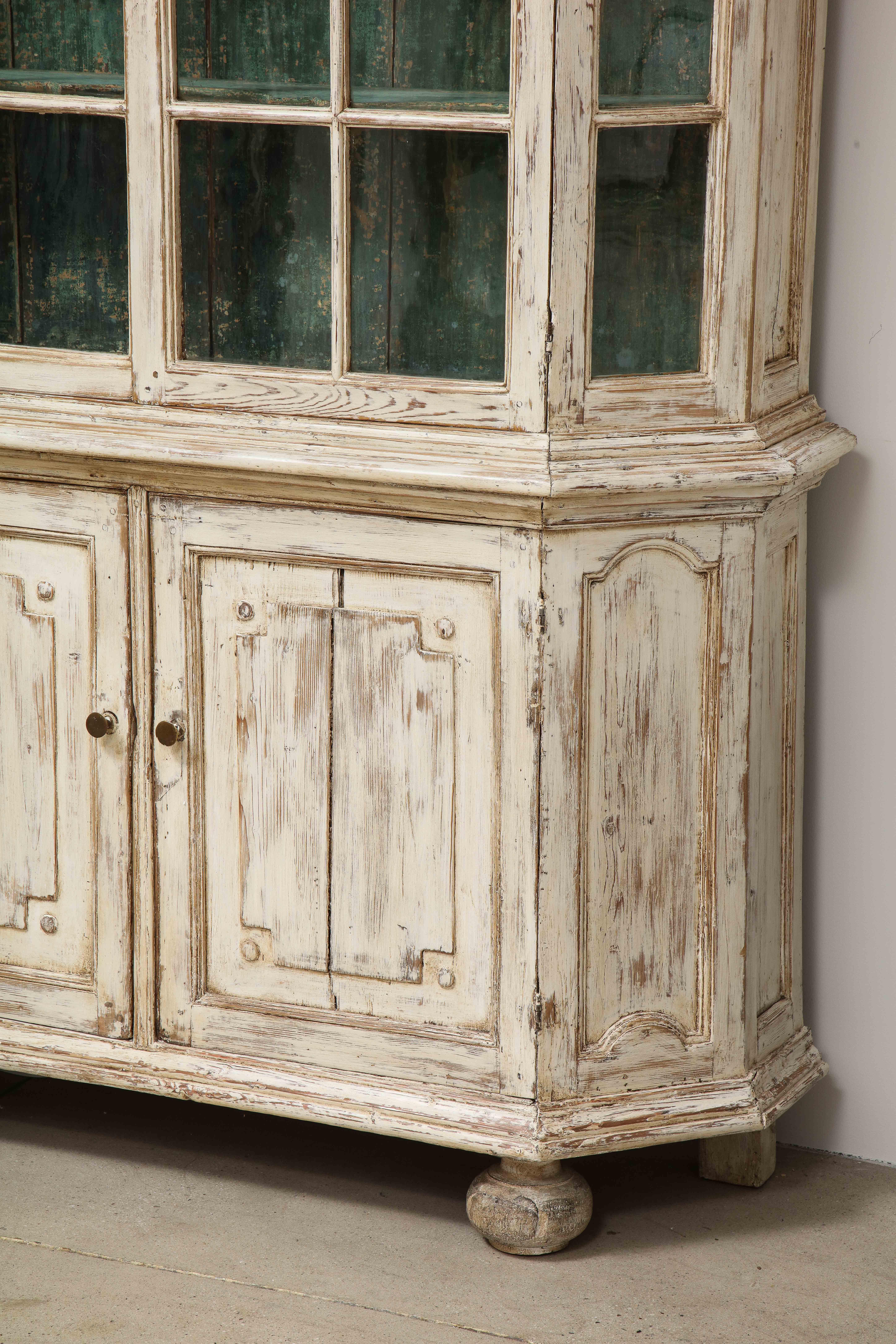 Early 19th Century Swedish Vitrine White Painted Pine For Sale 10