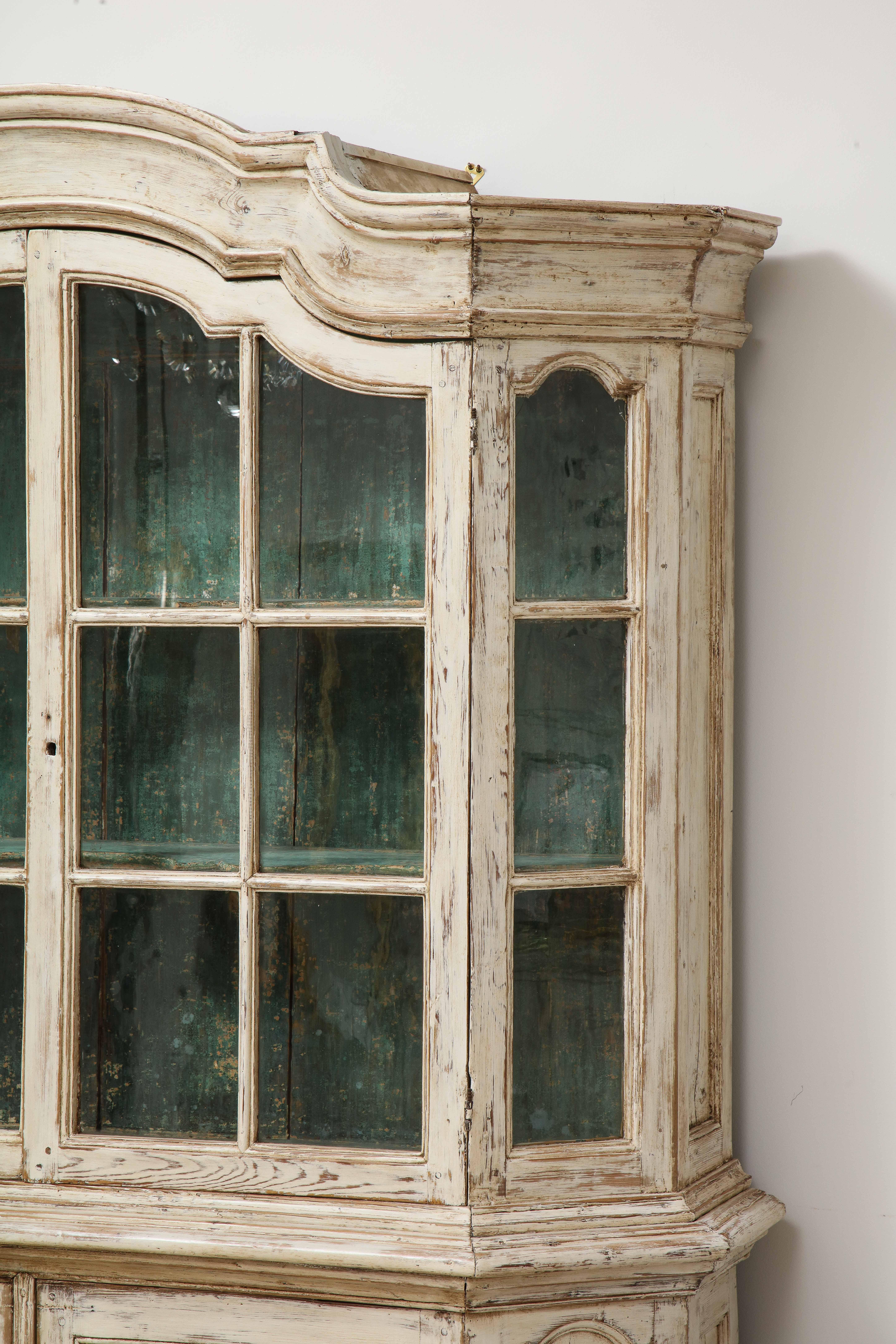 Early 19th Century Swedish Vitrine White Painted Pine For Sale 11