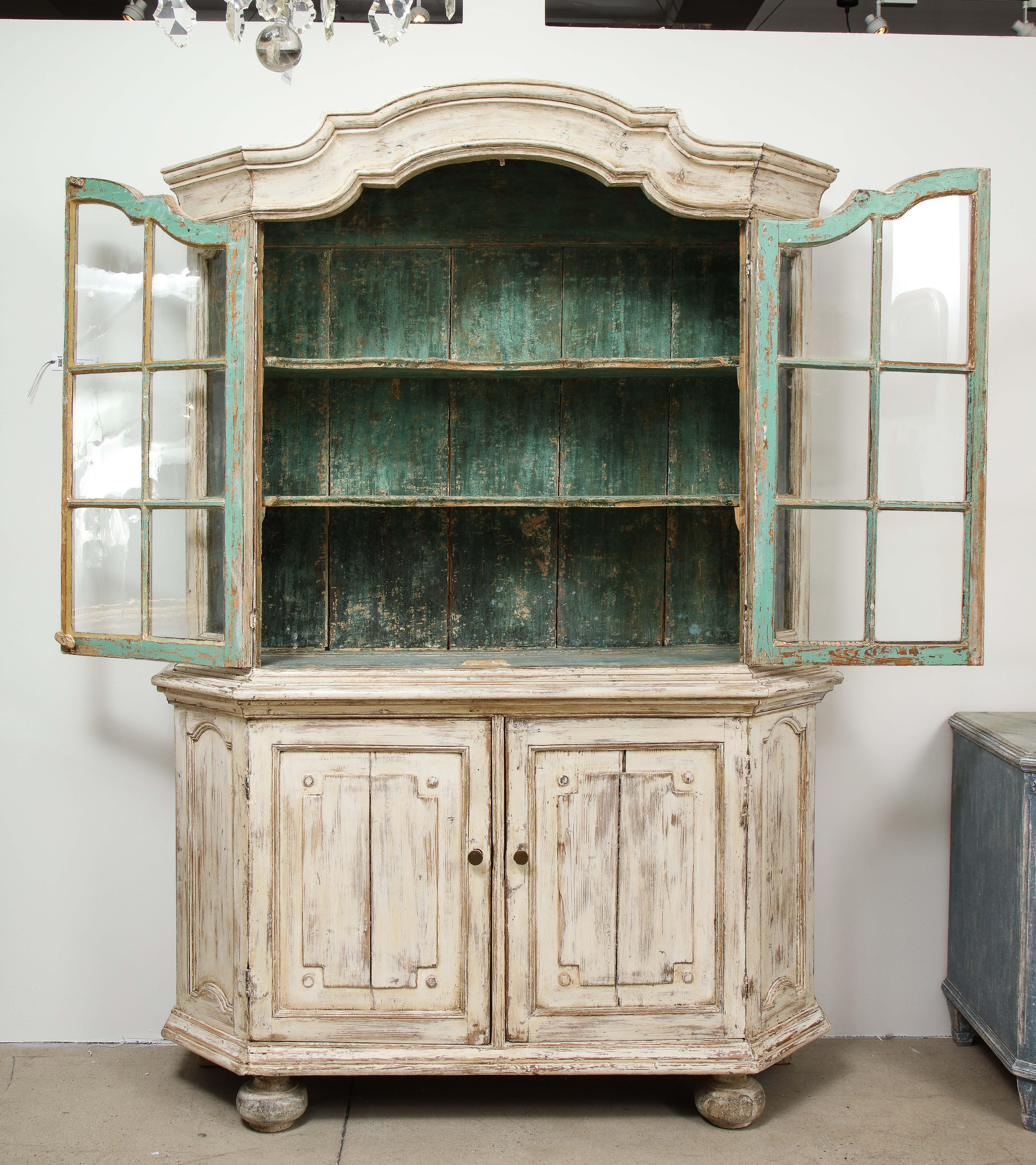 Early 19th Century Swedish Vitrine White Painted Pine In Good Condition For Sale In South Salem, NY