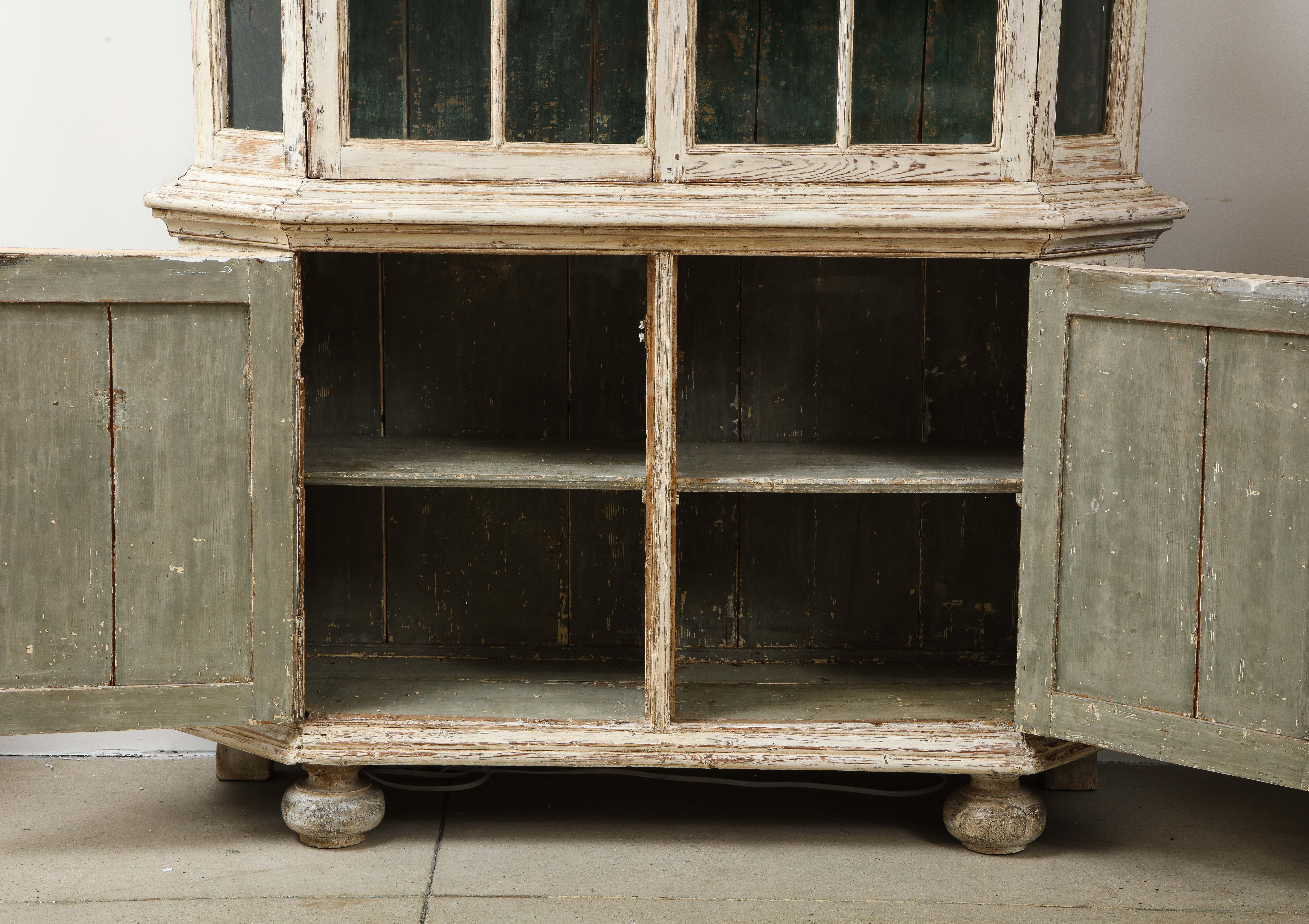 Early 19th Century Swedish Vitrine White Painted Pine For Sale 2