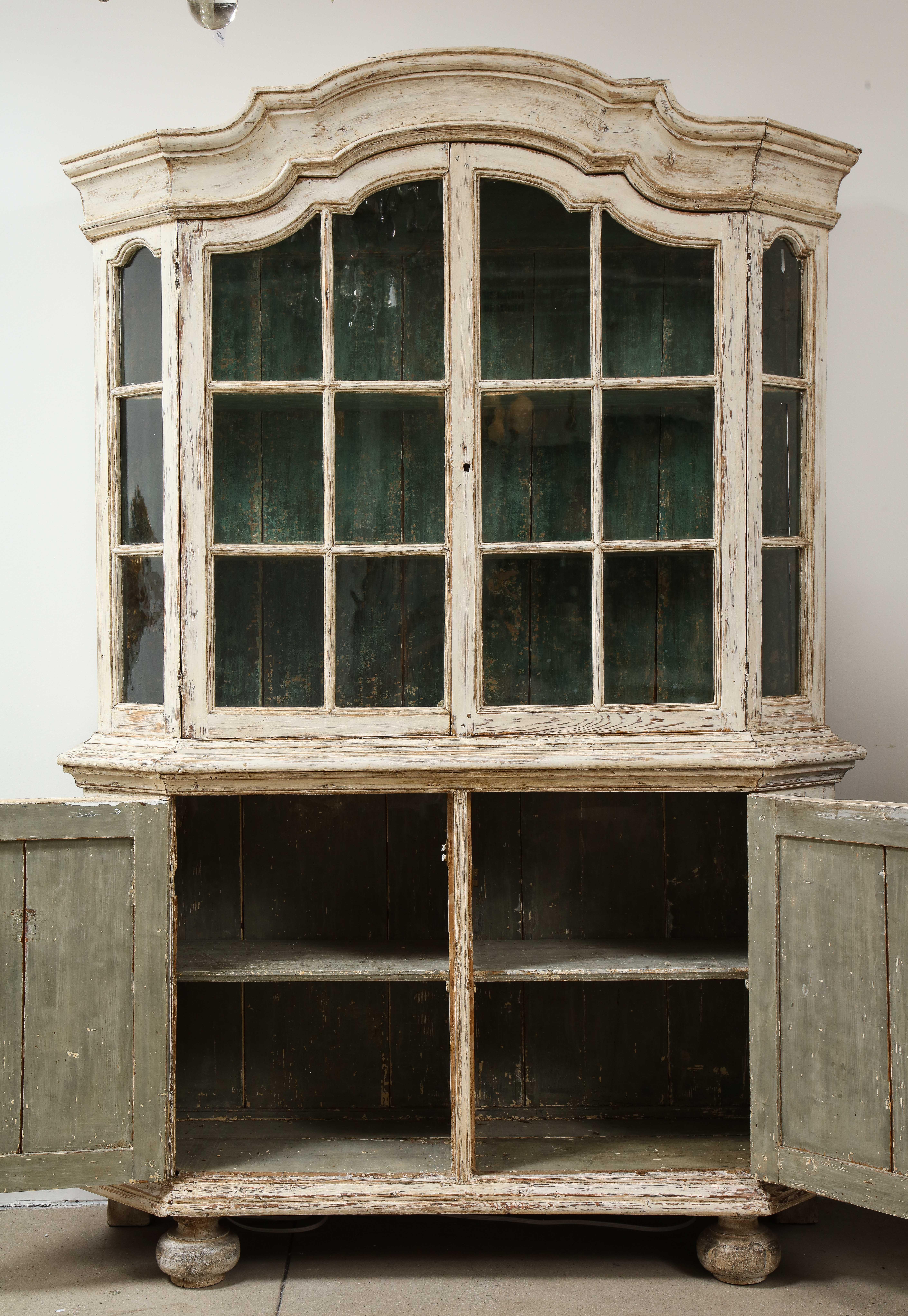 Early 19th Century Swedish Vitrine White Painted Pine For Sale 3