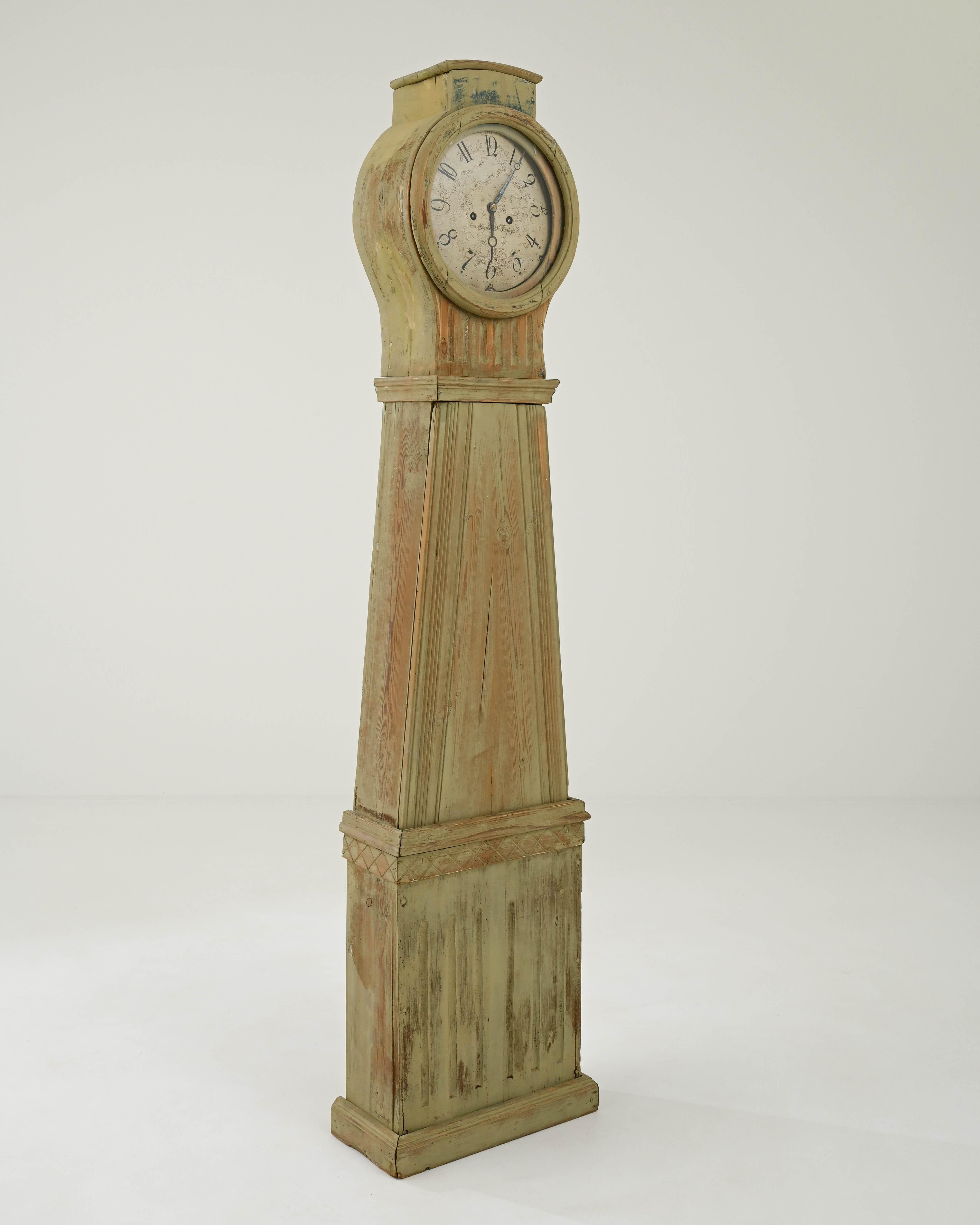 Early 19th Century Swedish Wooden Clock In Good Condition For Sale In High Point, NC