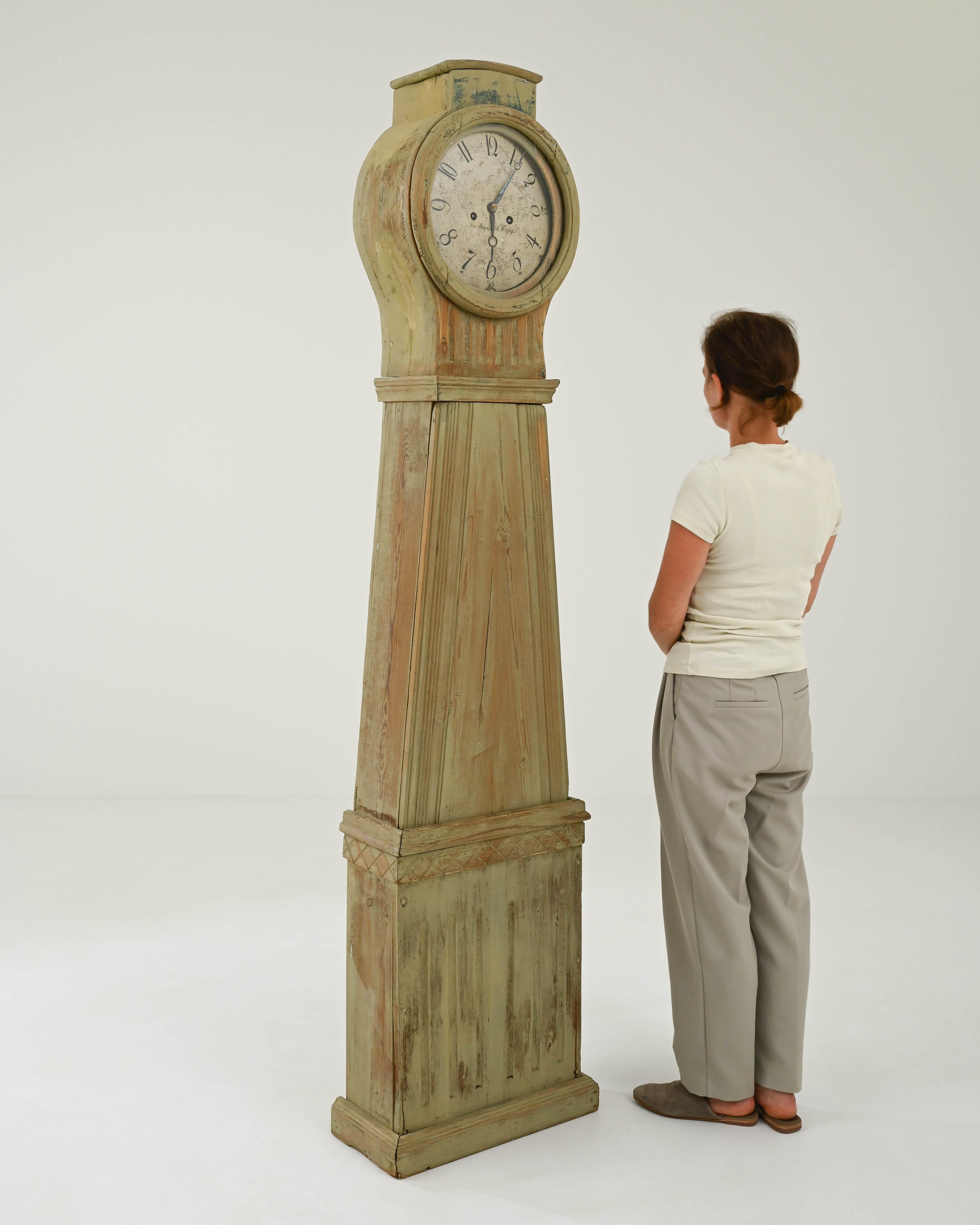 Early 19th Century Swedish Wooden Clock In Good Condition In High Point, NC