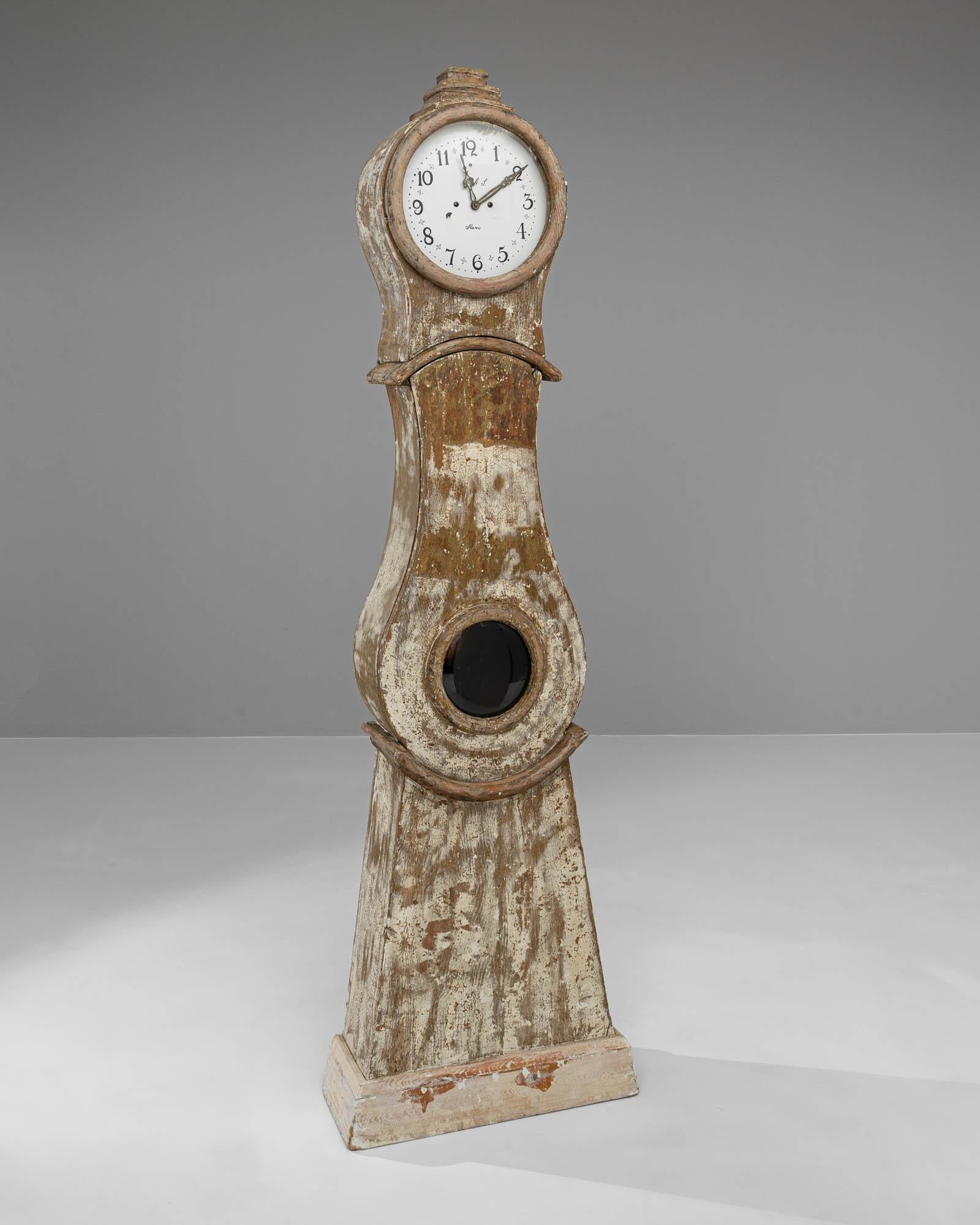 Horloge en bois suédoise du début du 19e siècle Bon état à High Point, NC
