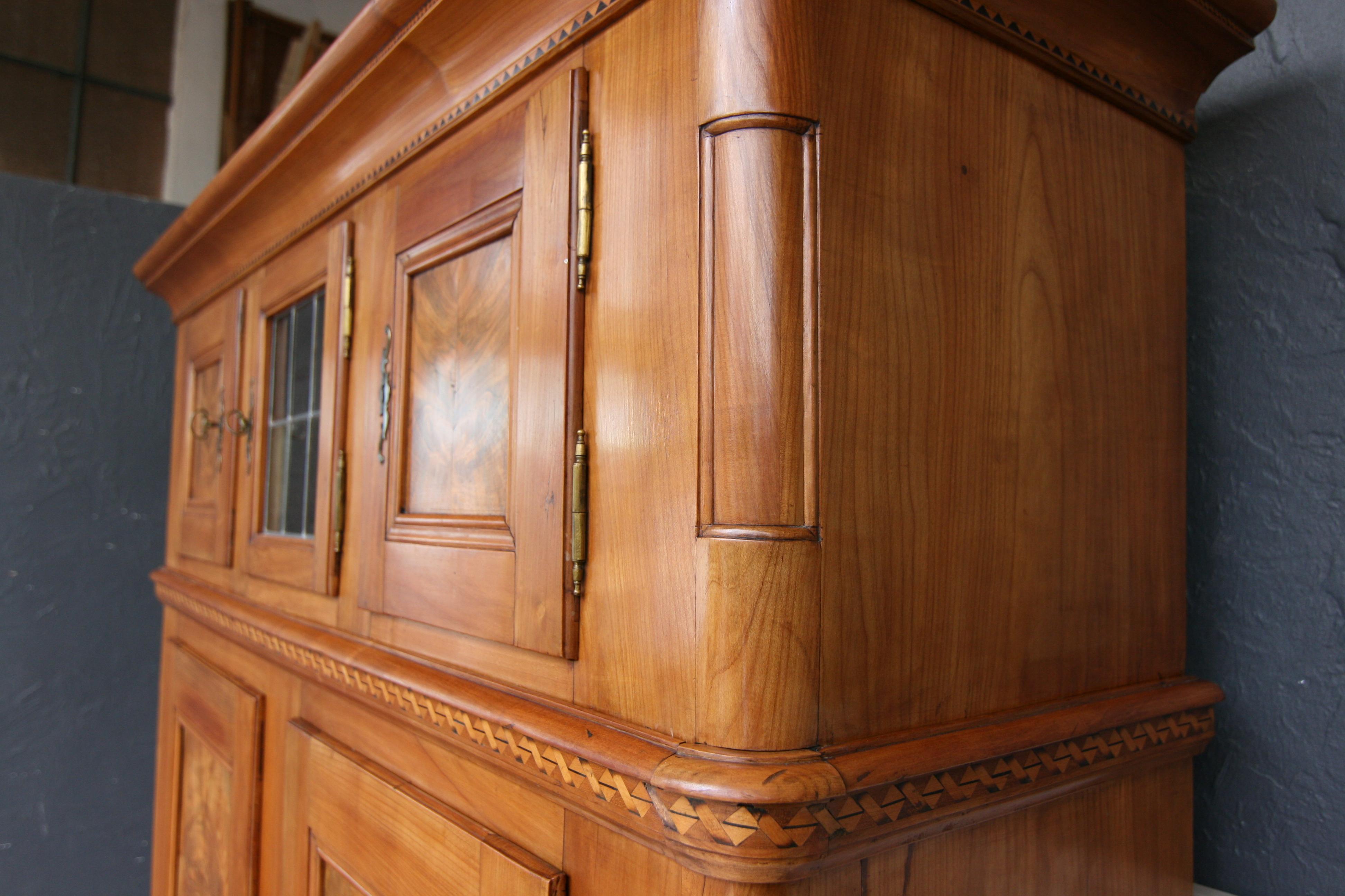 Early 19th Century Swiss Cupboard made of Cherry Wood with Marquetry 5