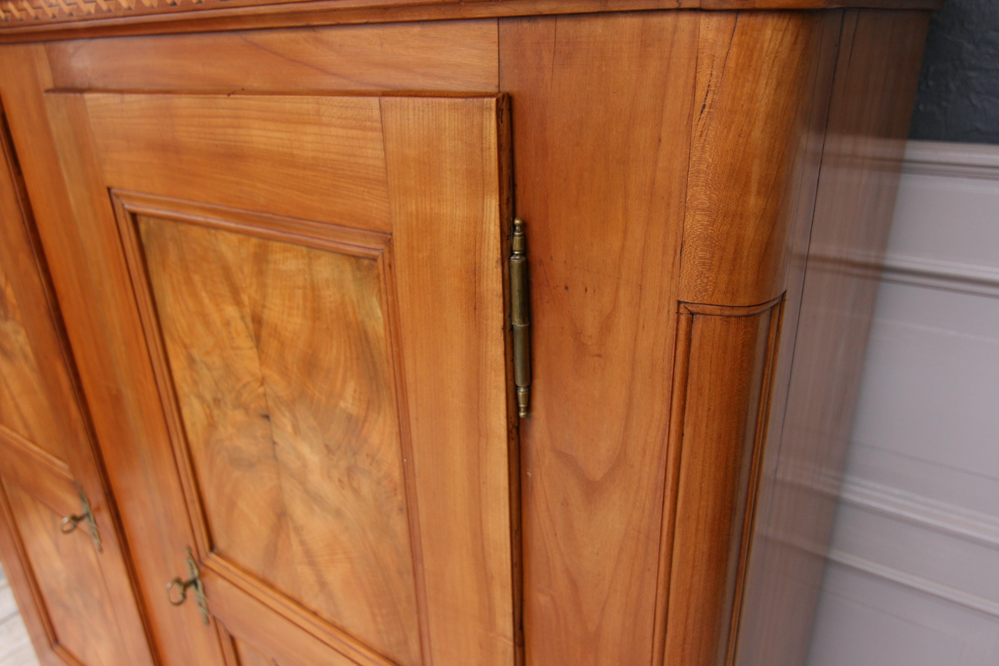 Early 19th Century Swiss Cupboard made of Cherry Wood with Marquetry 6