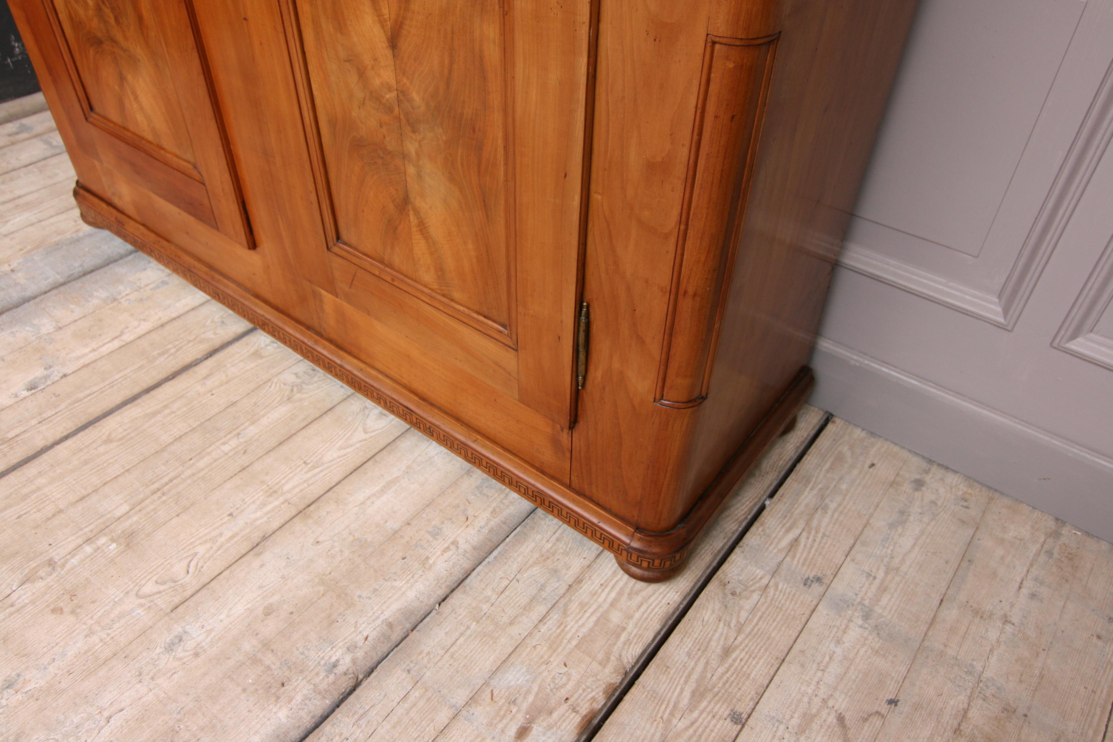 Early 19th Century Swiss Cupboard made of Cherry Wood with Marquetry 7