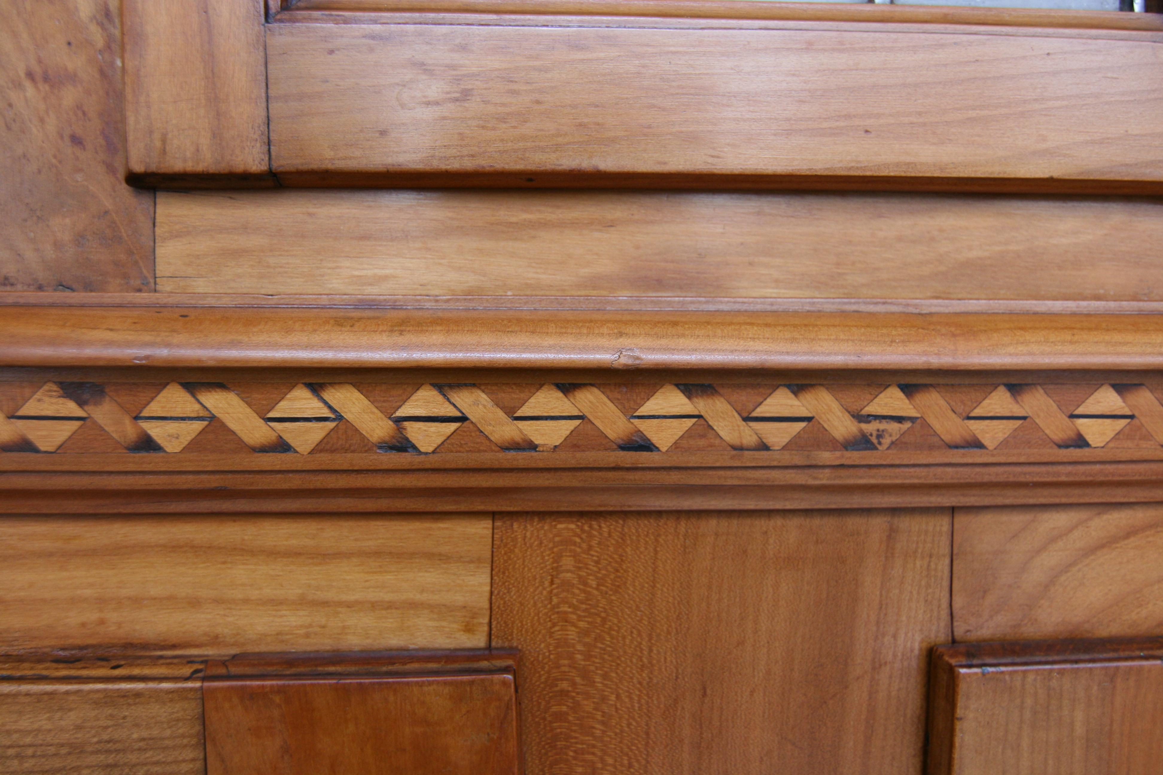 Early 19th Century Swiss Cupboard made of Cherry Wood with Marquetry 10