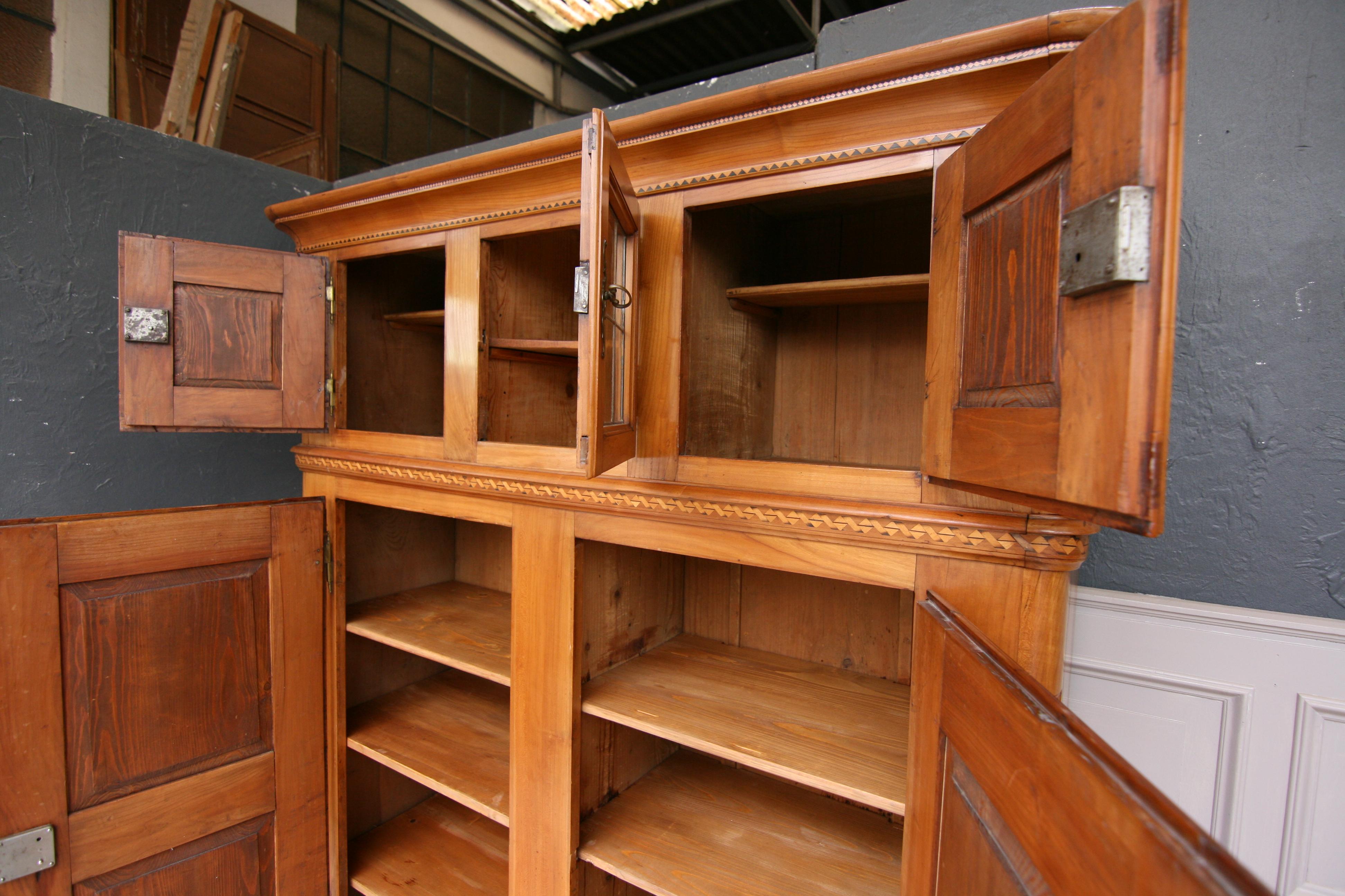 Early 19th Century Swiss Cupboard made of Cherry Wood with Marquetry 10
