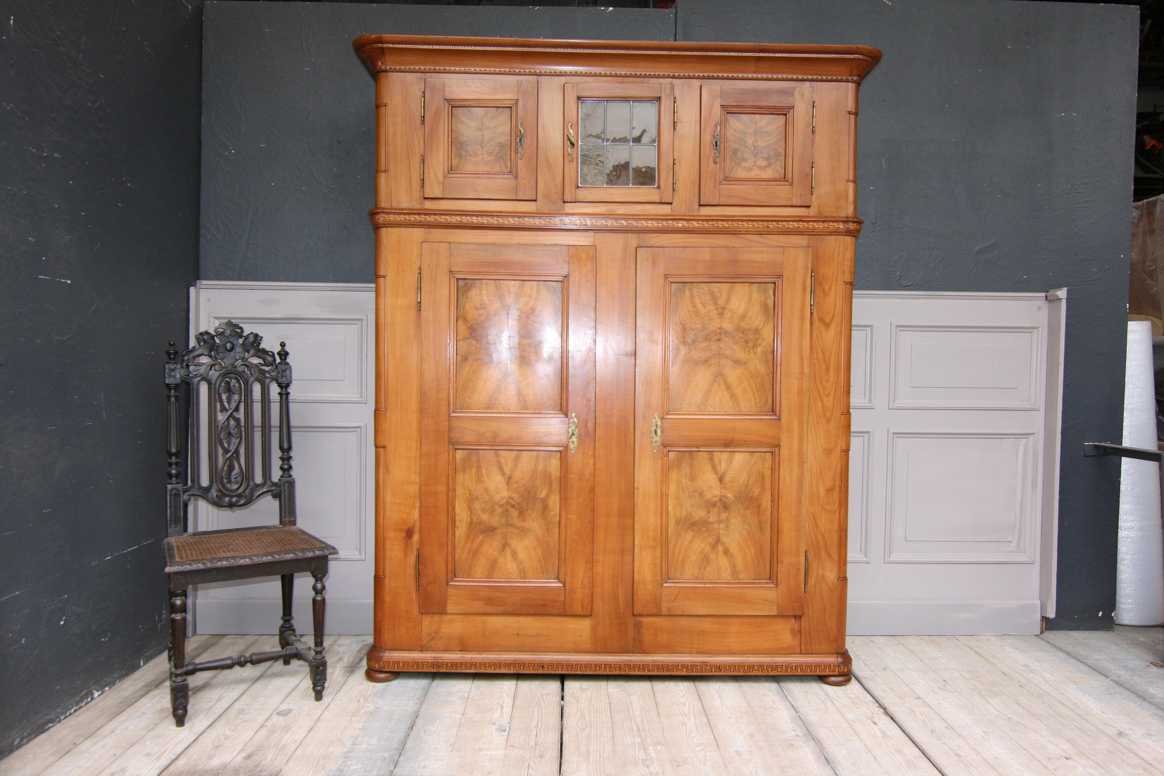 Early 19th Century Swiss Cupboard made of Cherry Wood with Marquetry In Good Condition In Dusseldorf, DE