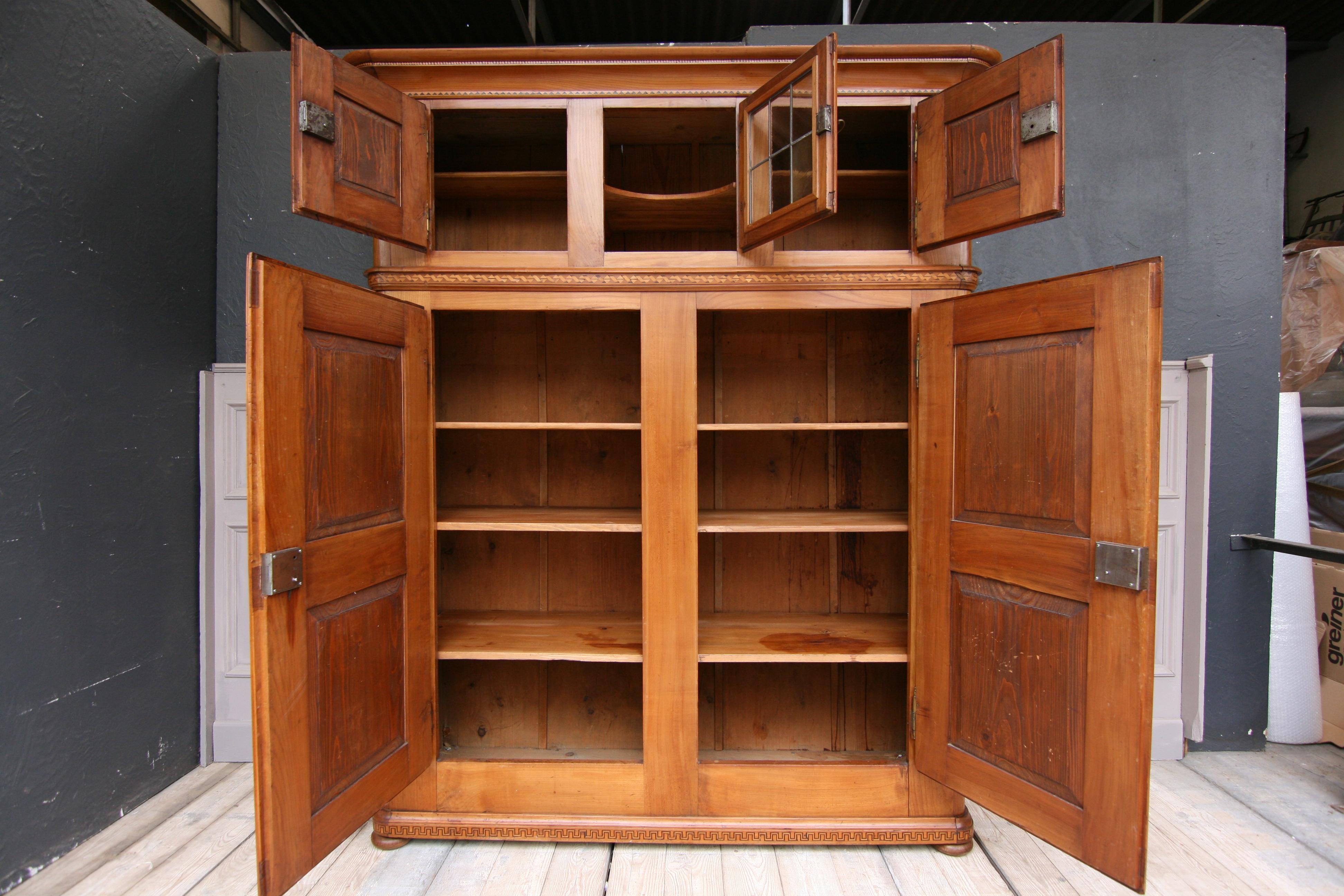 Early 19th Century Swiss Cupboard made of Cherry Wood with Marquetry im Zustand „Gut“ in Dusseldorf, DE