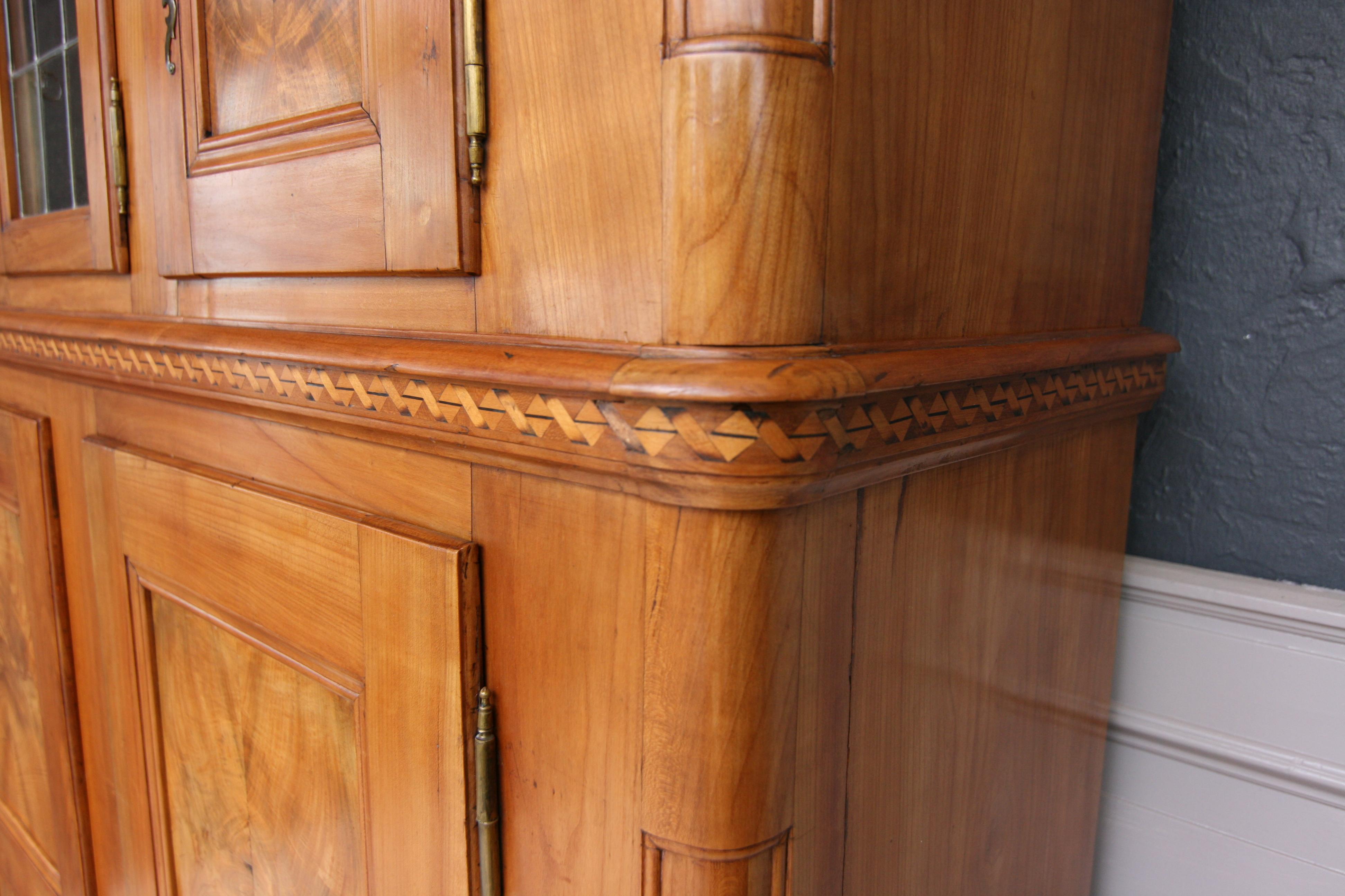 Early 19th Century Swiss Cupboard made of Cherry Wood with Marquetry 4