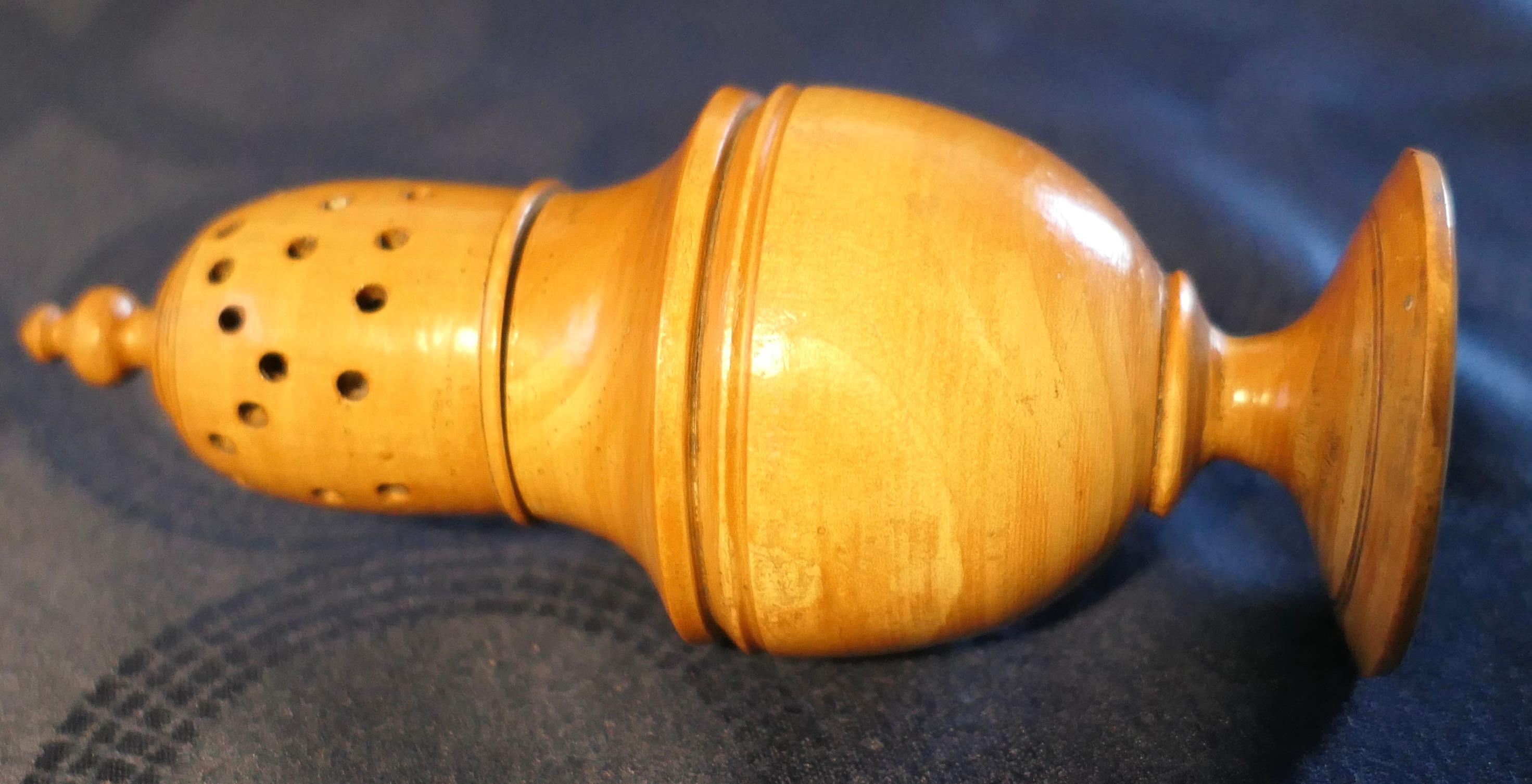 Early 19th Century Sycamore Muffineer, Sugar Shaker    In Good Condition For Sale In Chillerton, Isle of Wight