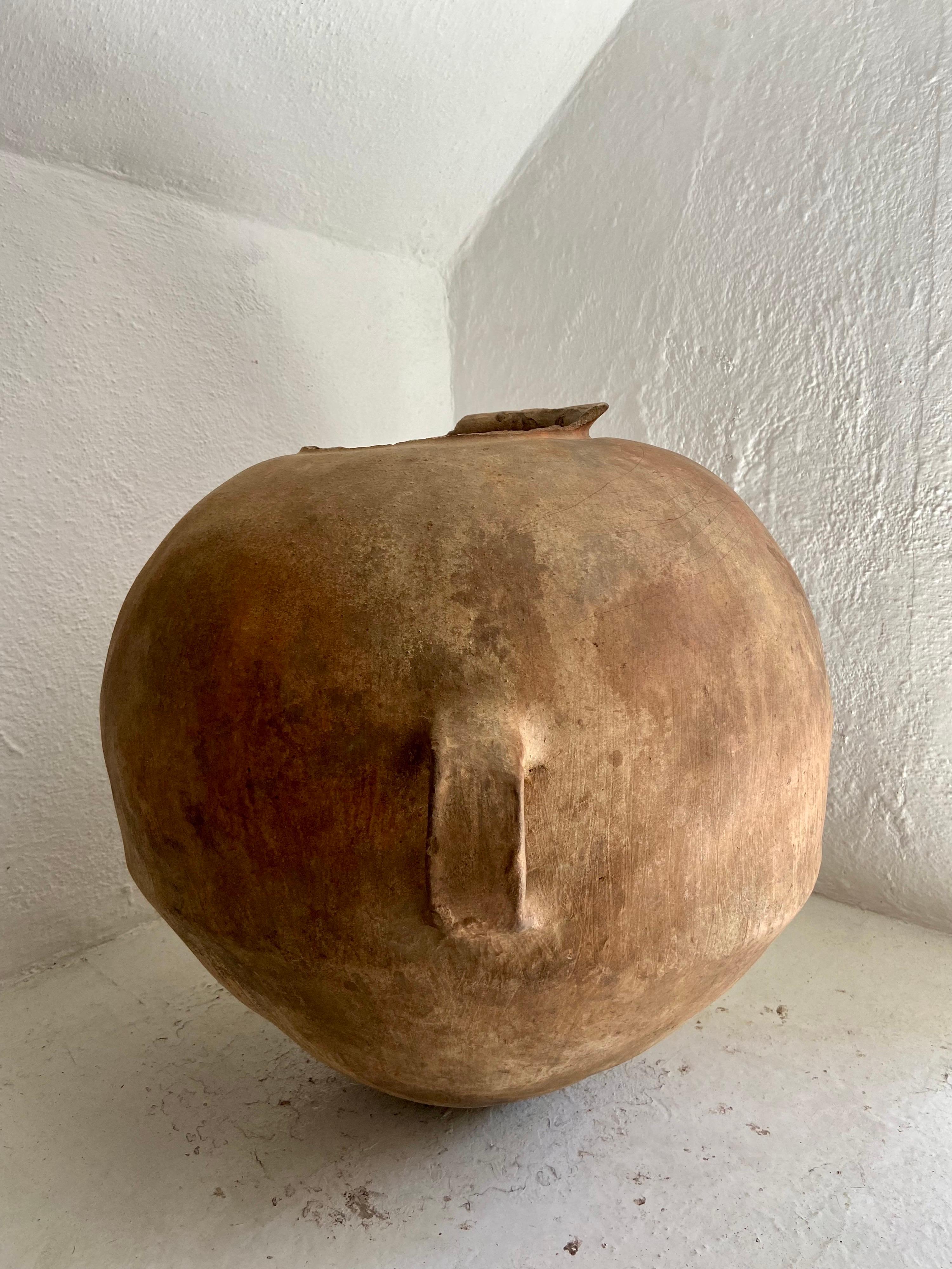 Early 19th Century Terracotta Water Jar from Mexico In Distressed Condition For Sale In San Miguel de Allende, Guanajuato