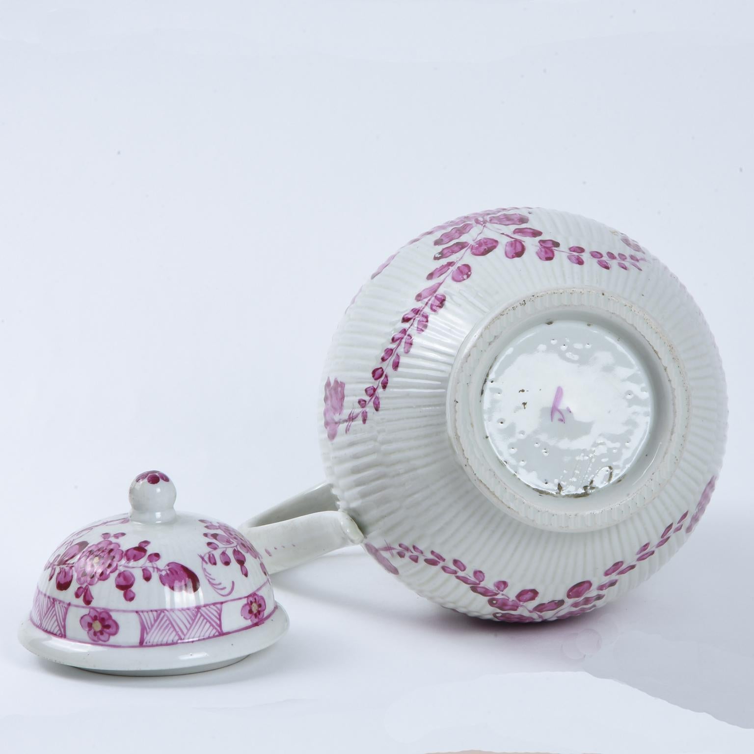 Early 19th Century Tetau Porcelain Teapot For Sale 1