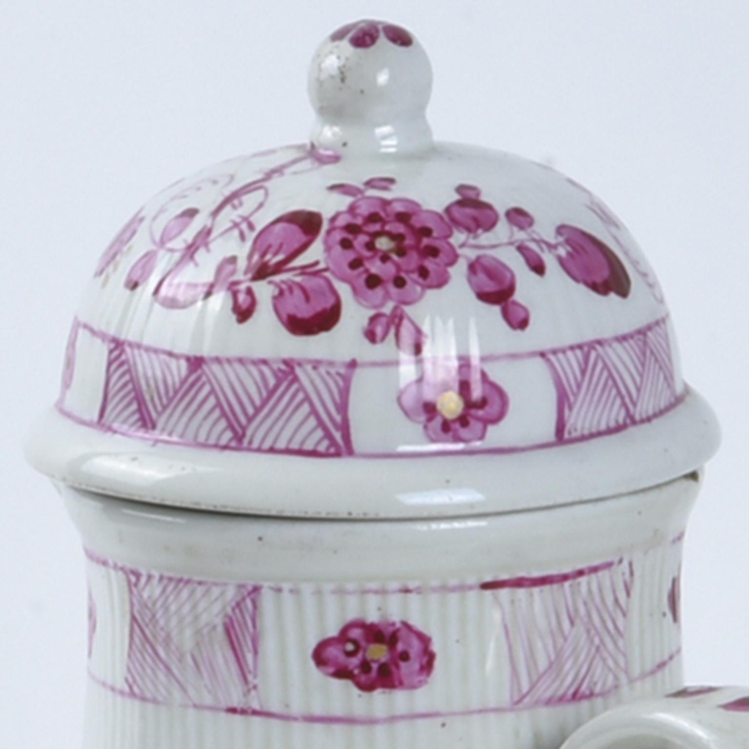 Early 19th Century Tetau Porcelain Teapot For Sale 3