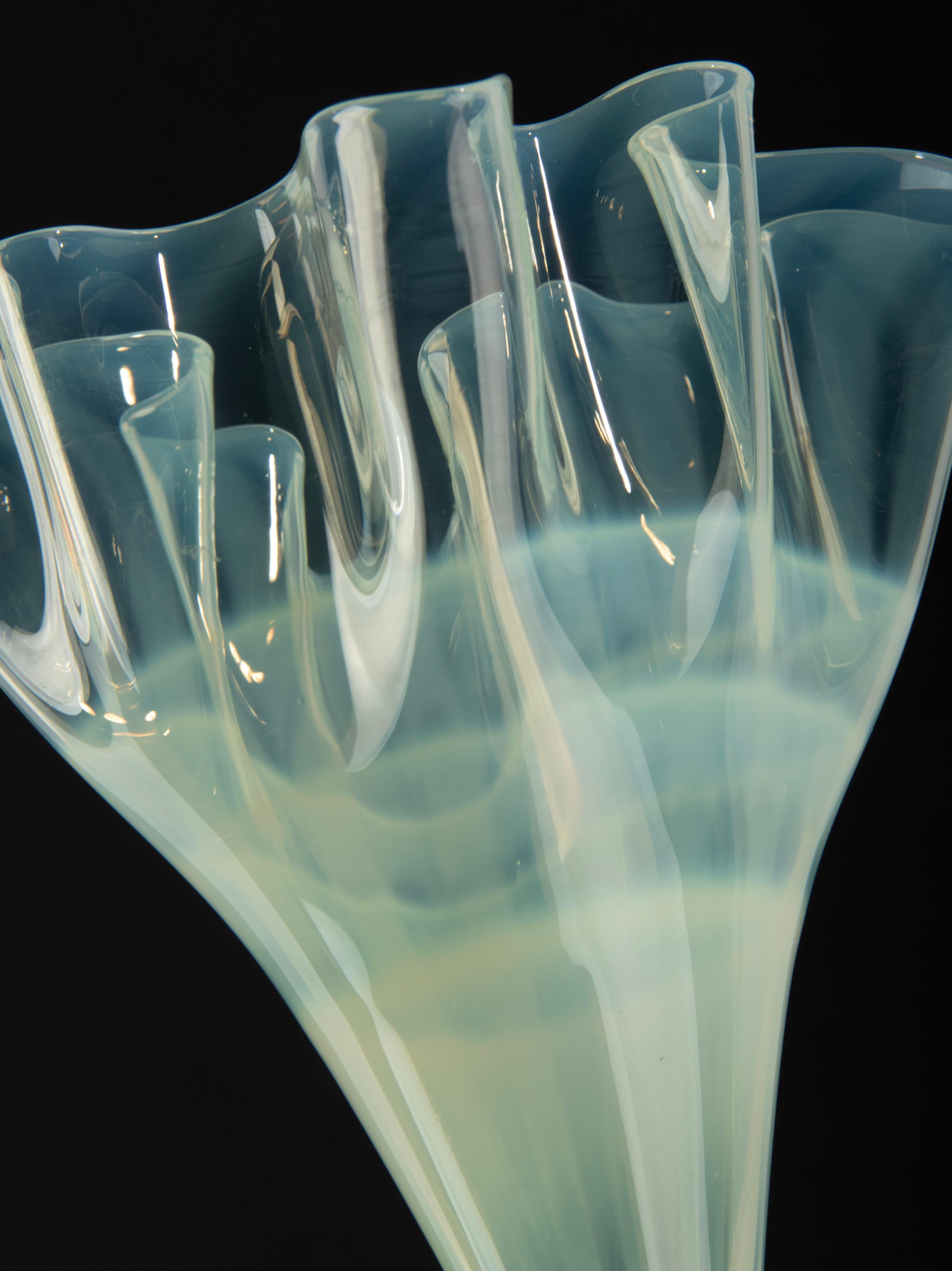 Vase en forme d'éventail en verre mince de Murano du début du XIXe siècle en vente 3