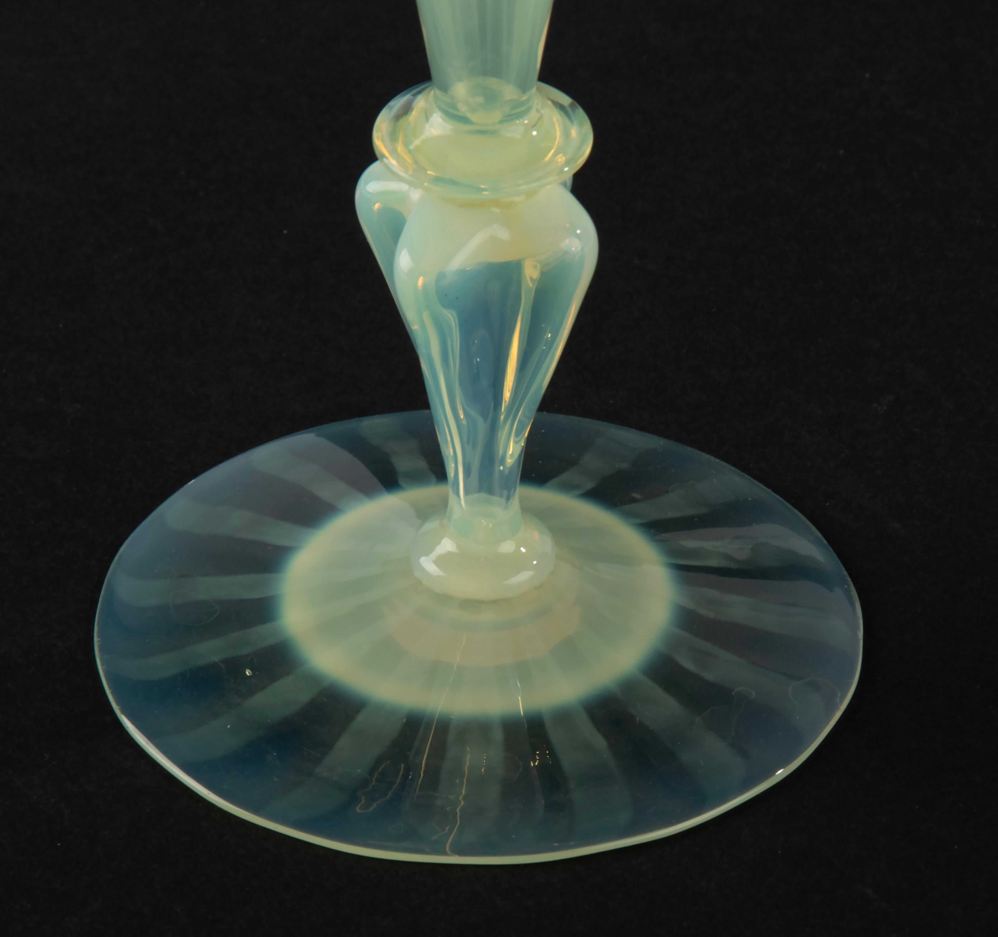 italien Vase en forme d'éventail en verre mince de Murano du début du XIXe siècle en vente