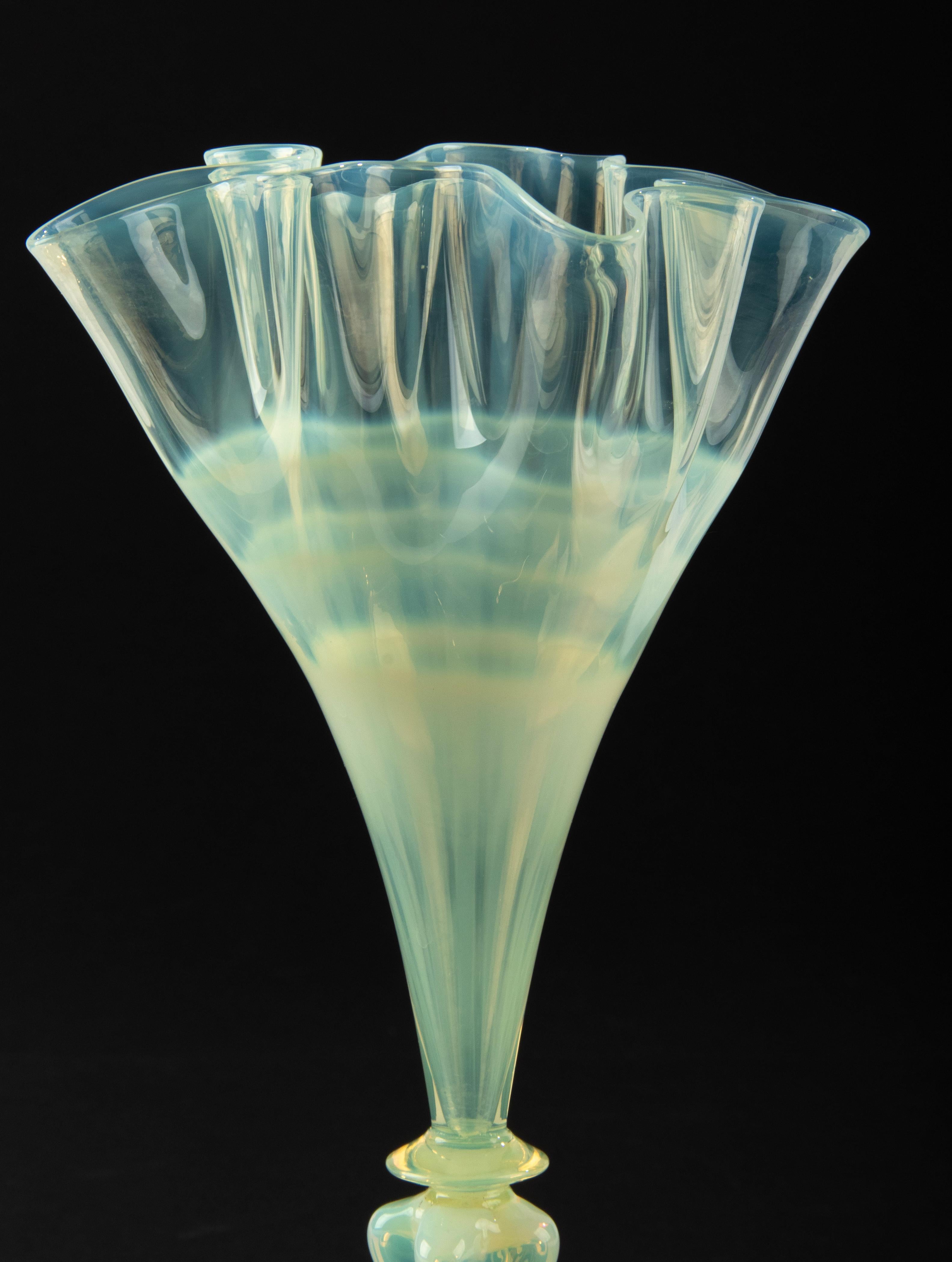 Fait main Vase en forme d'éventail en verre mince de Murano du début du XIXe siècle en vente