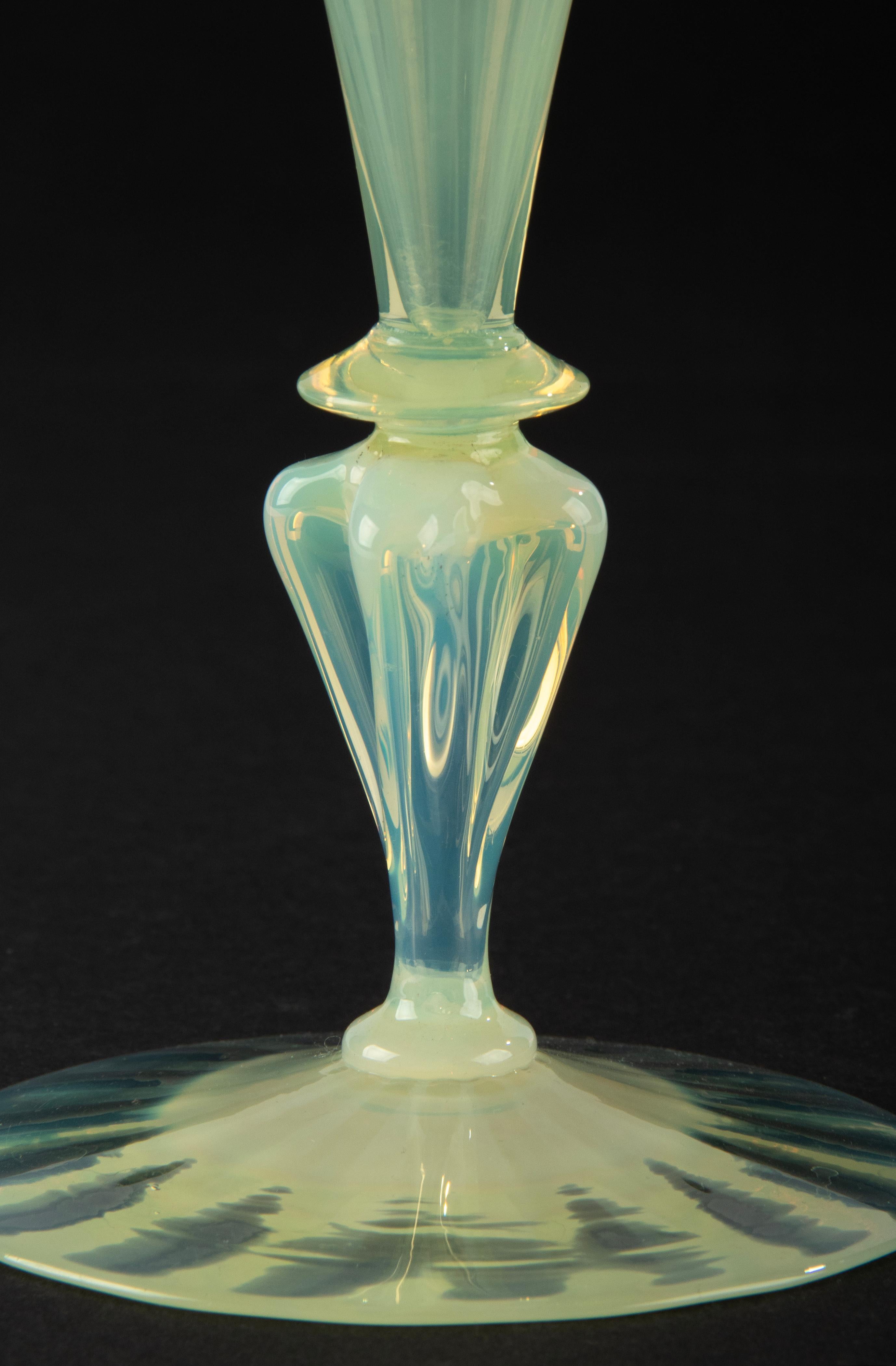 Fächerförmige Vase aus dünnem Muranoglas aus dem frühen 19. (Frühes 20. Jahrhundert) im Angebot
