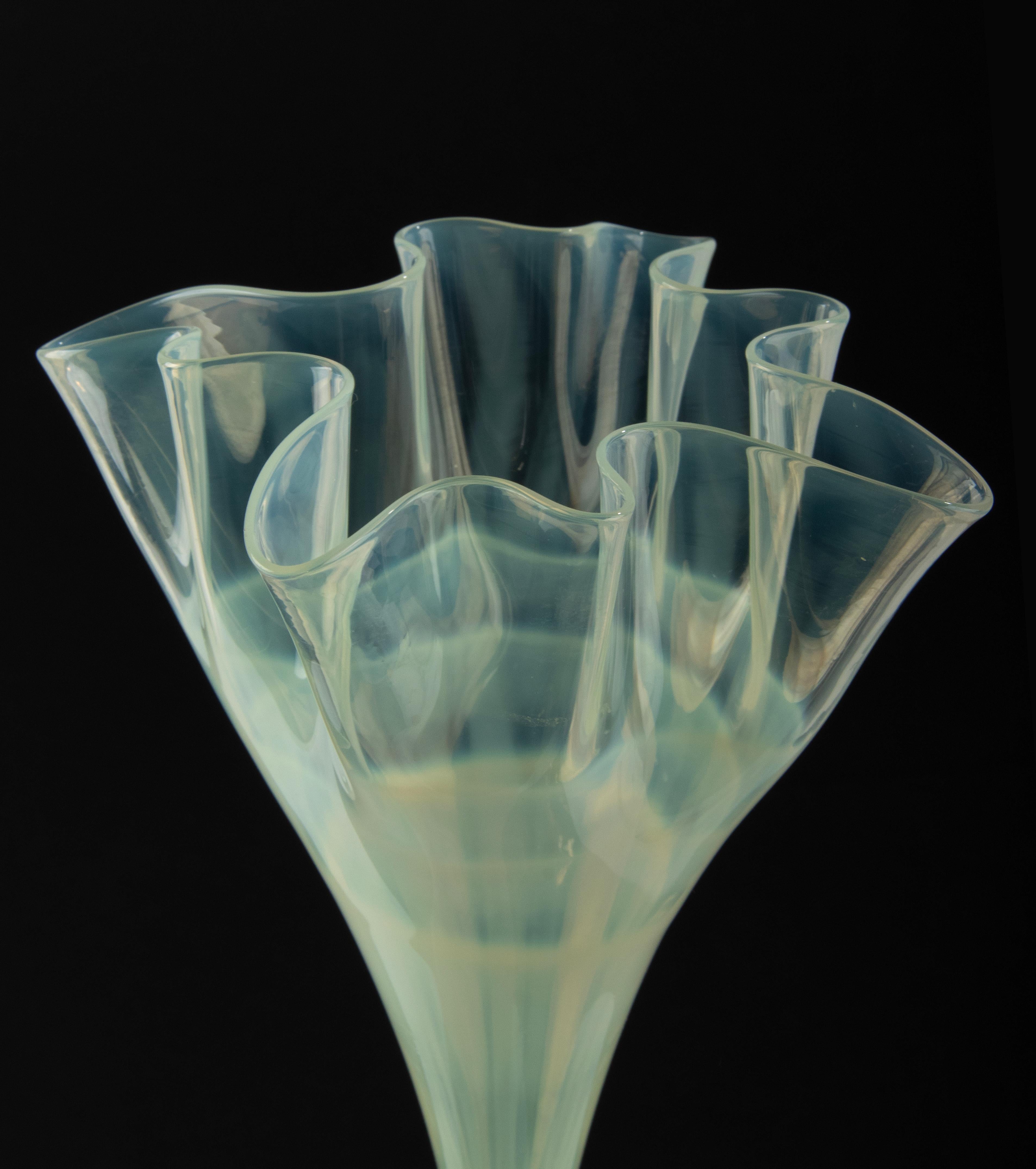 Vase en forme d'éventail en verre mince de Murano du début du XIXe siècle en vente 1