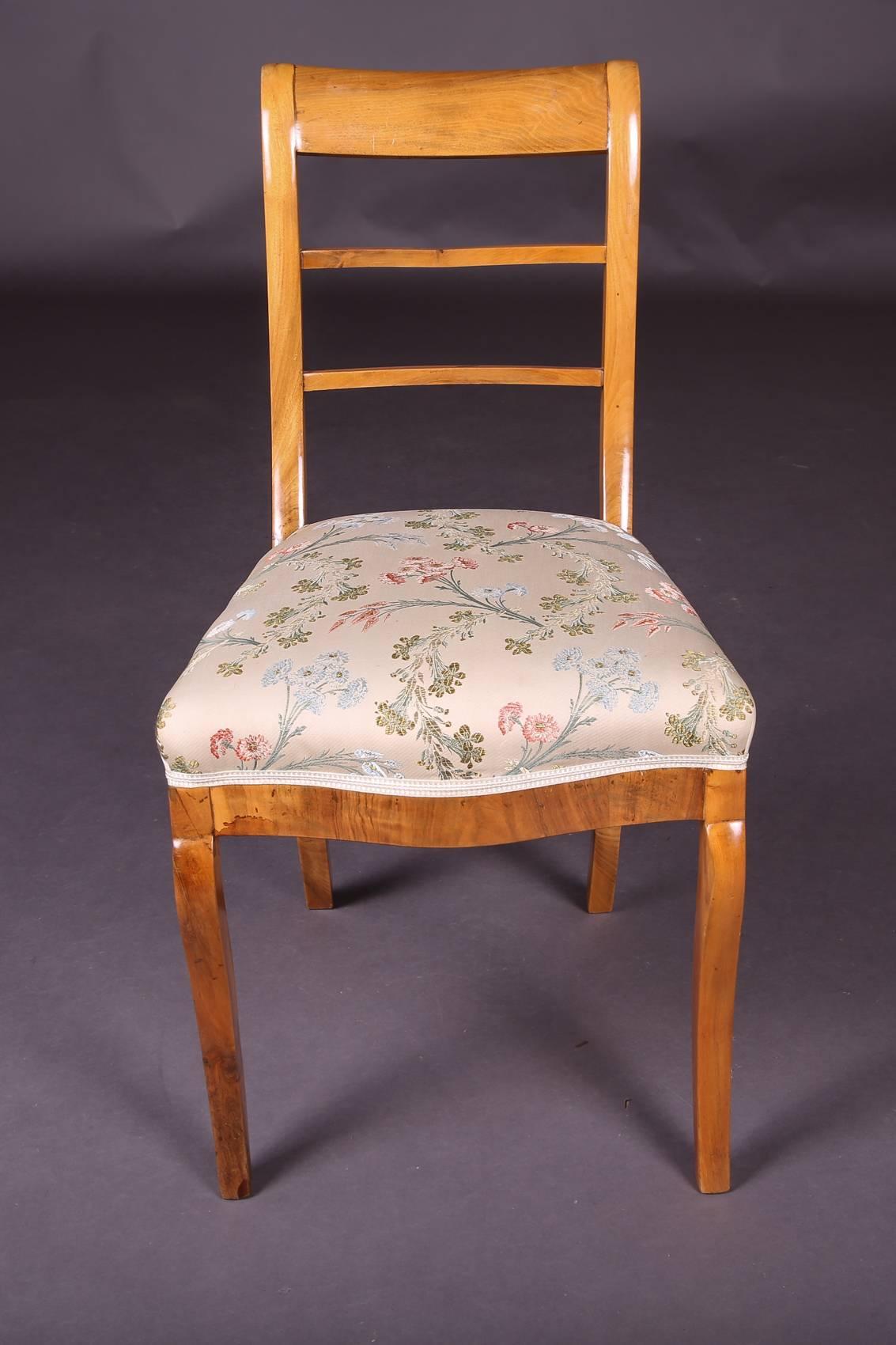 Legno di betulla massiccio. Sedie con gambe curve.
Le sedie sono state restaurate e imbottite non molto tempo fa.

(C-128).