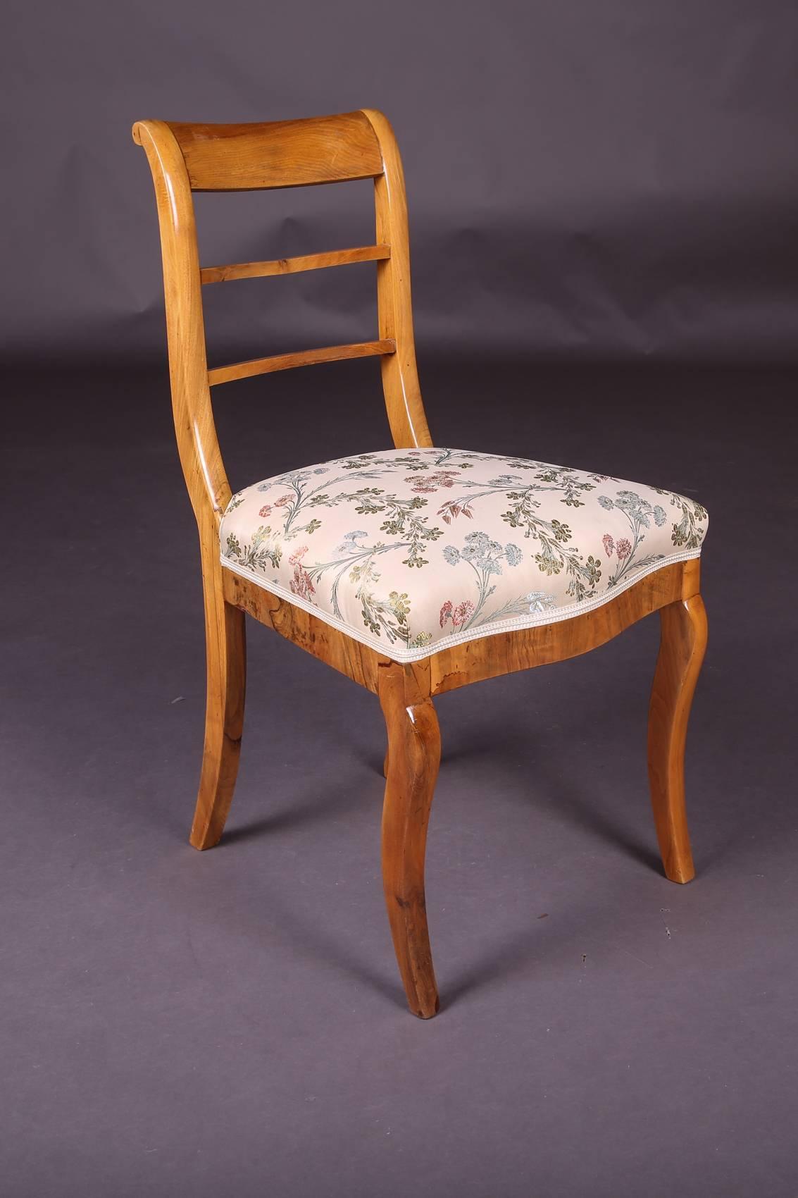 Tedesco Set di sedie a tre gambe curve Biedermeier dell'inizio del XIX secolo in vendita