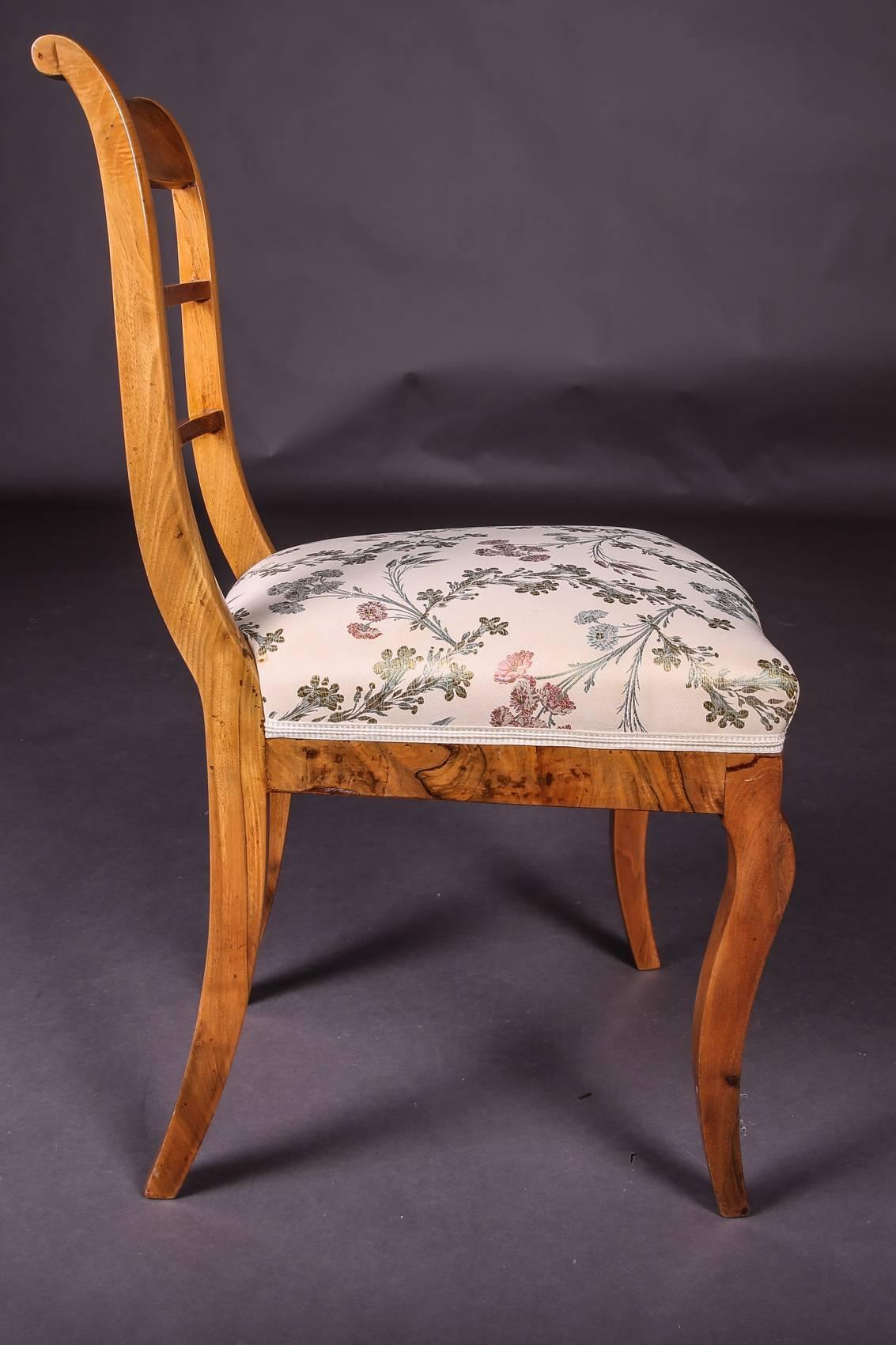 Set di sedie a tre gambe curve Biedermeier dell'inizio del XIX secolo In condizioni buone in vendita a Berlin, DE
