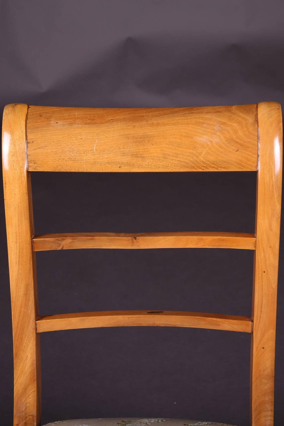 Set di sedie a tre gambe curve Biedermeier dell'inizio del XIX secolo in vendita 1