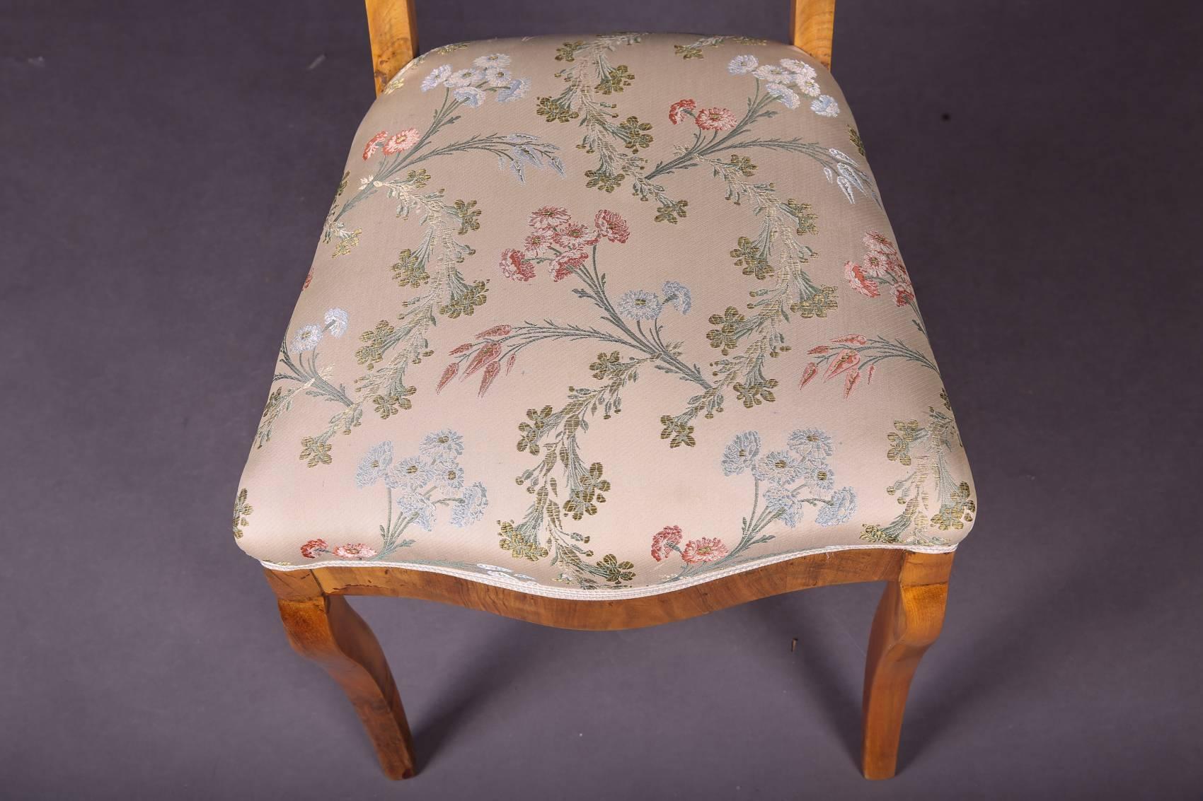 Set di sedie a tre gambe curve Biedermeier dell'inizio del XIX secolo in vendita 2